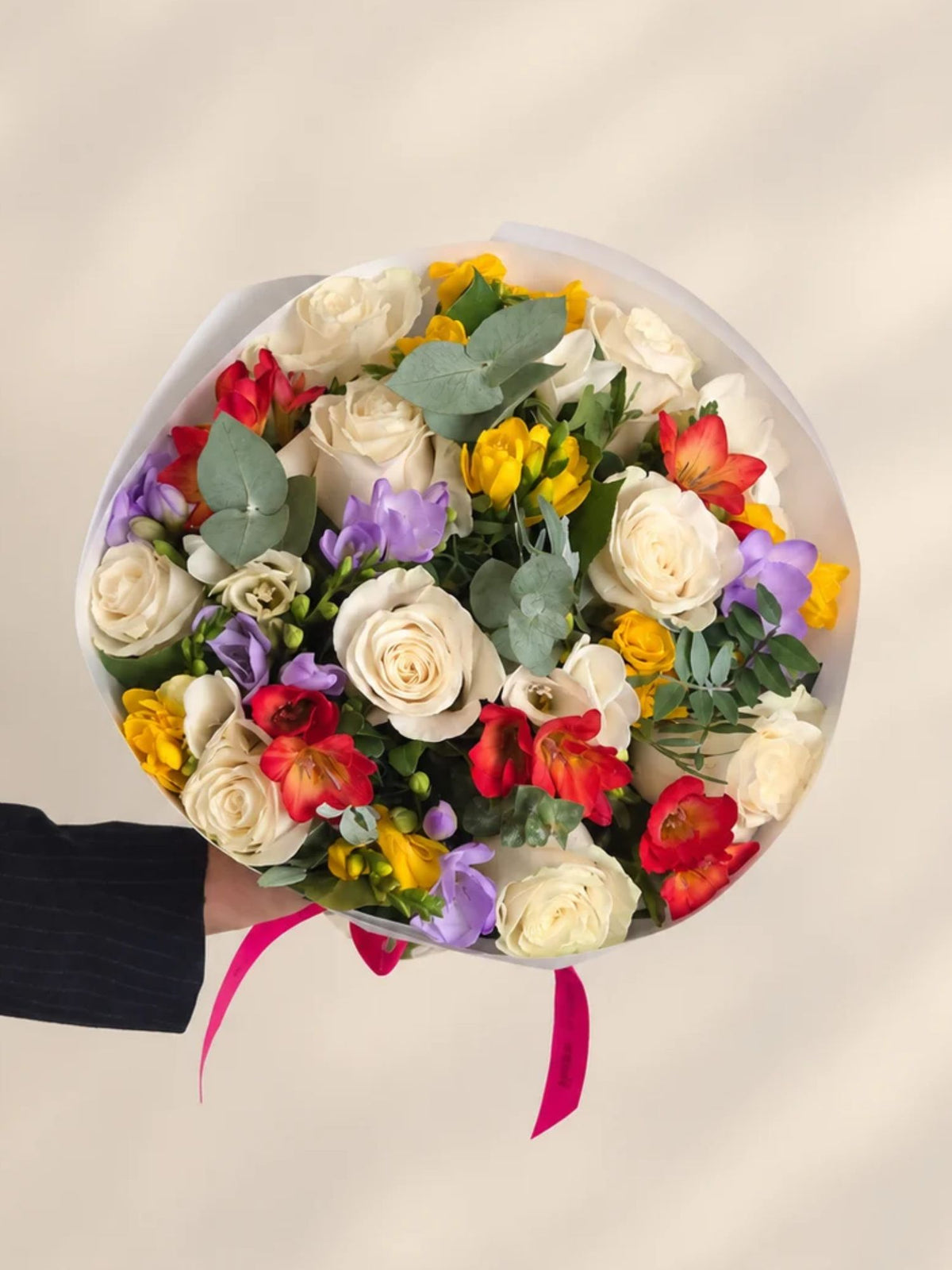 Buchet trandafiri albi si frezii multicolore