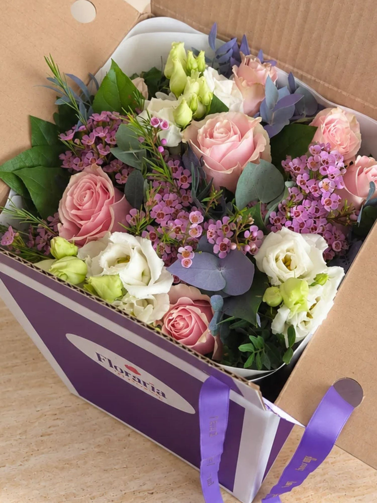 Buchet Trandafiri Roz, Lisianthus Alb și Wax