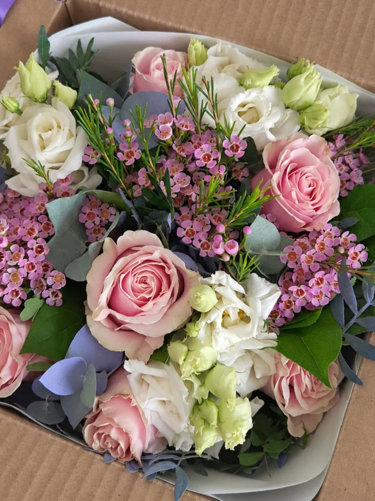 Buchet Trandafiri Roz, Lisianthus Alb și Wax