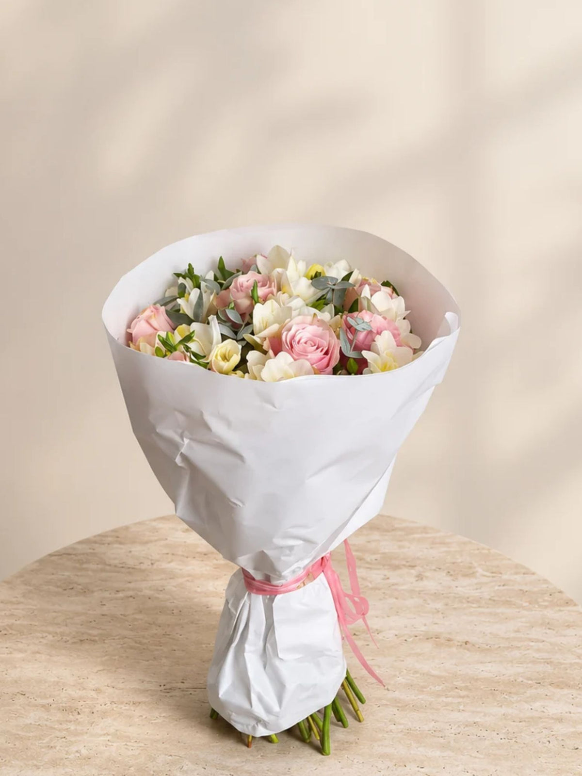Buchet trandafiri roz si frezii albe