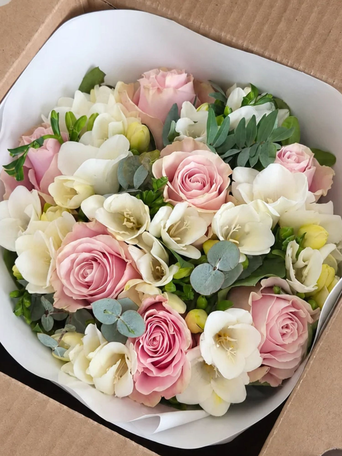 Buchet trandafiri roz si frezii albe