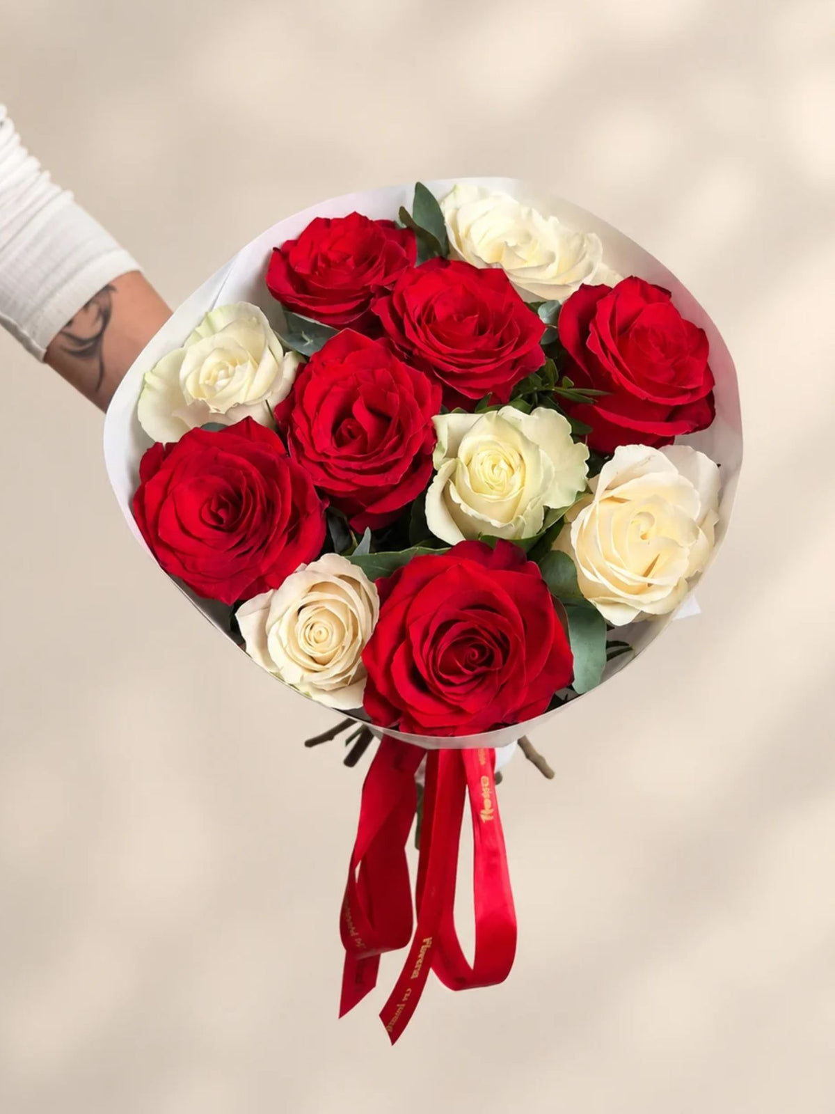 Buchet 11 Trandafiri Albi si Rosii