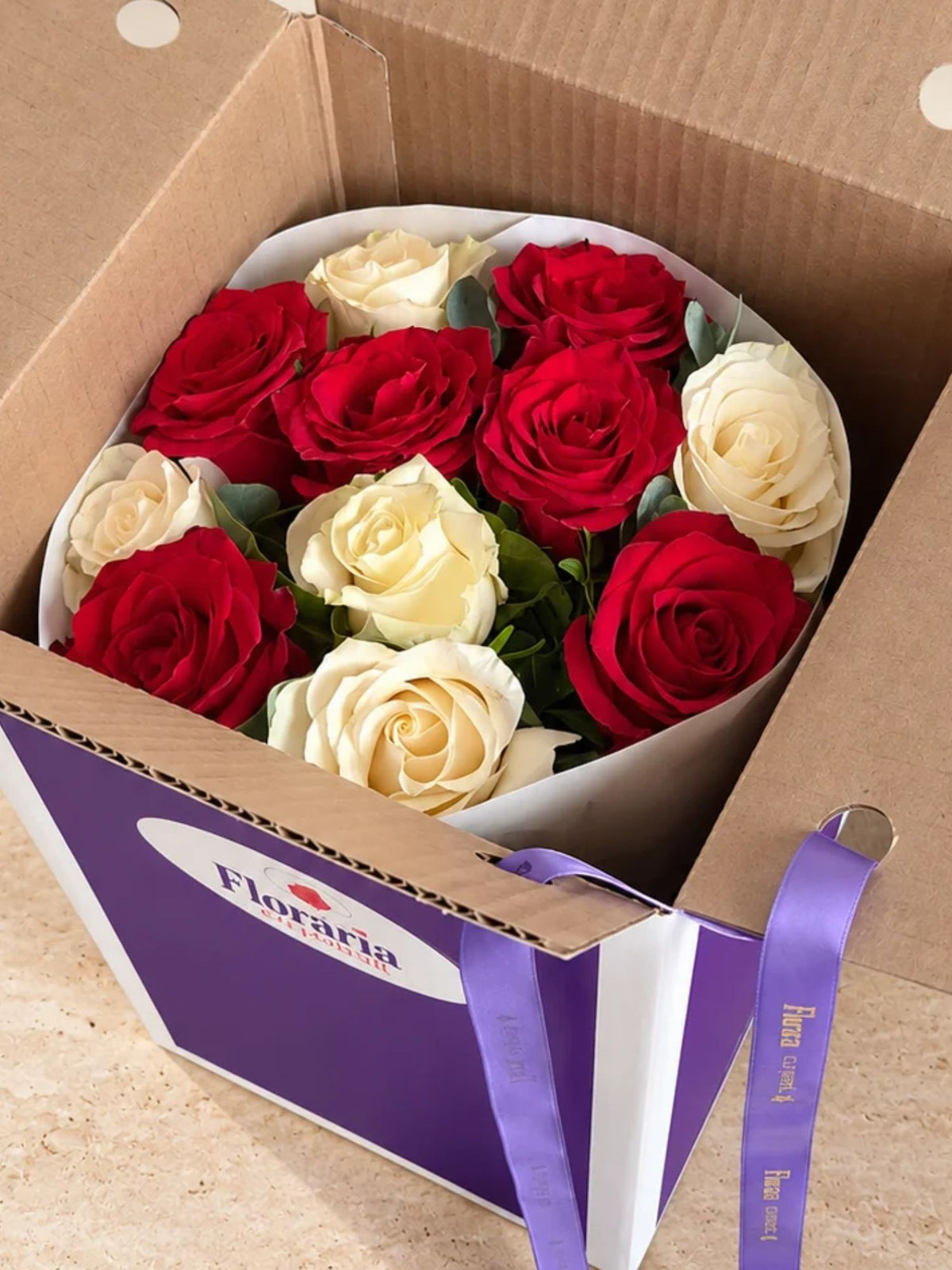 Buchet 11 Trandafiri Albi si Rosii
