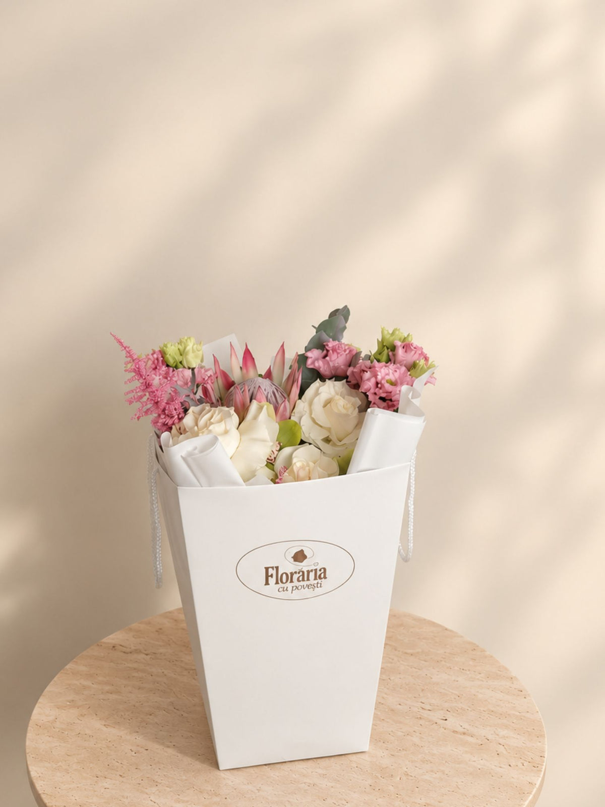 Buchet Pastel cu Protea in Flower Bag