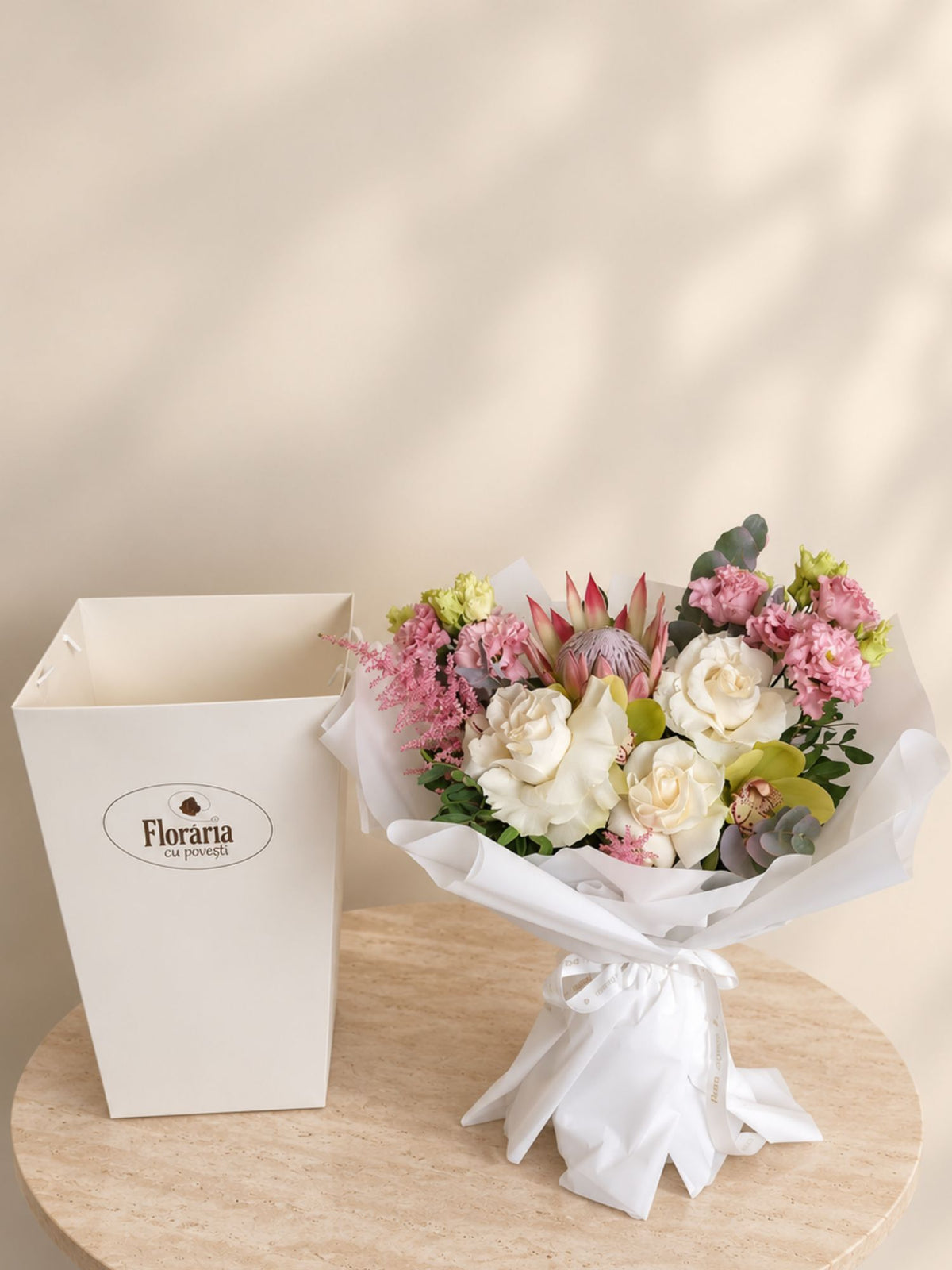 Buchet Pastel cu Protea in Flower Bag