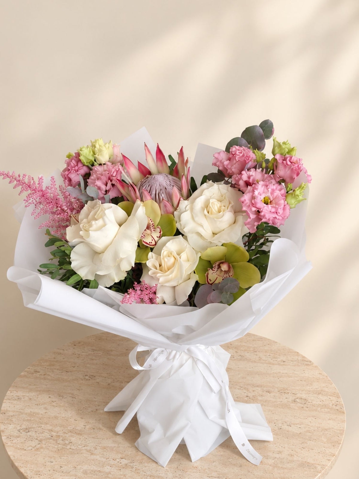 Buchet Pastel cu Protea in Flower Bag