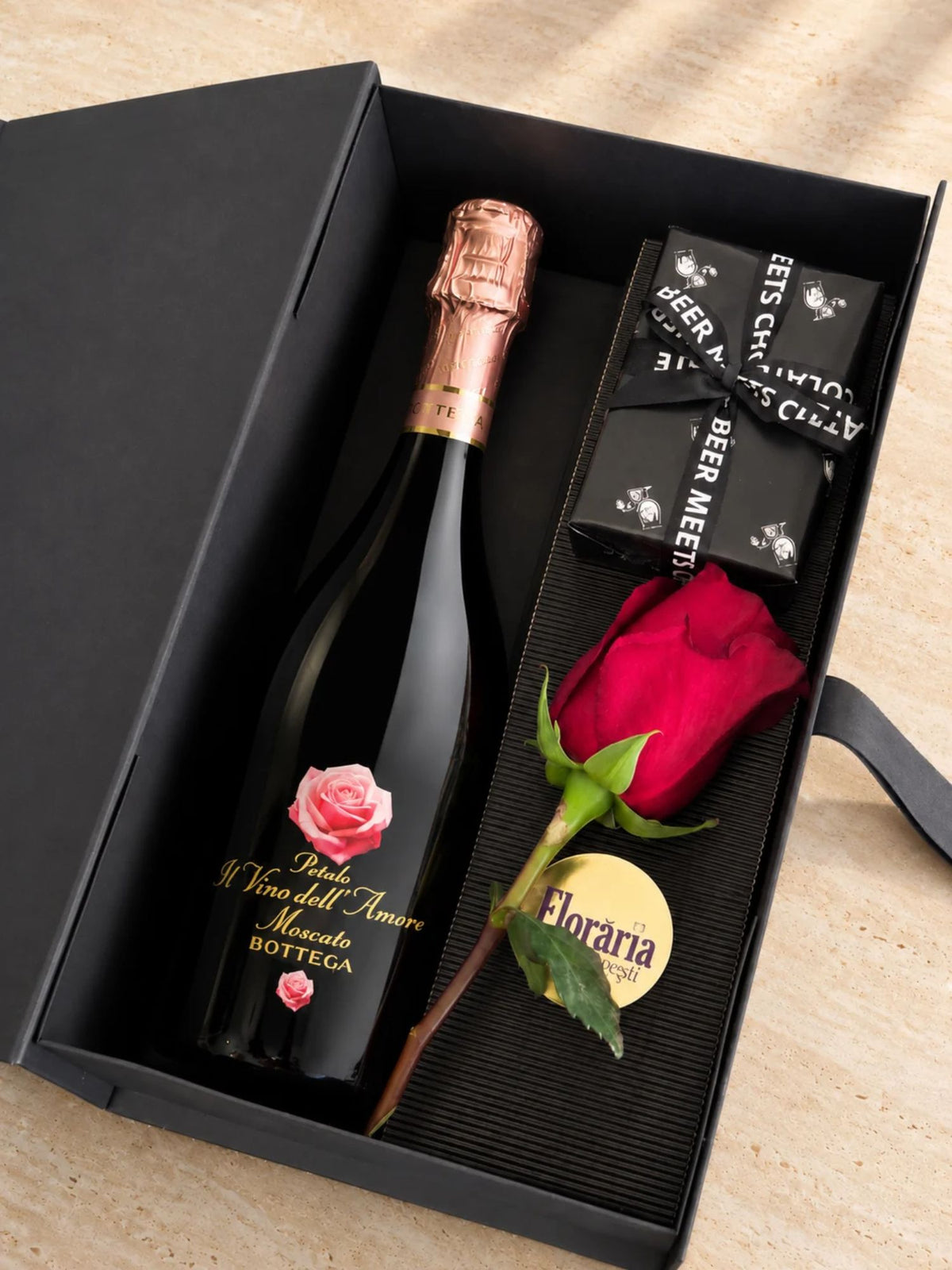 Cadou cu Vin Spumant Petalo Il Vino dell Amore si praline