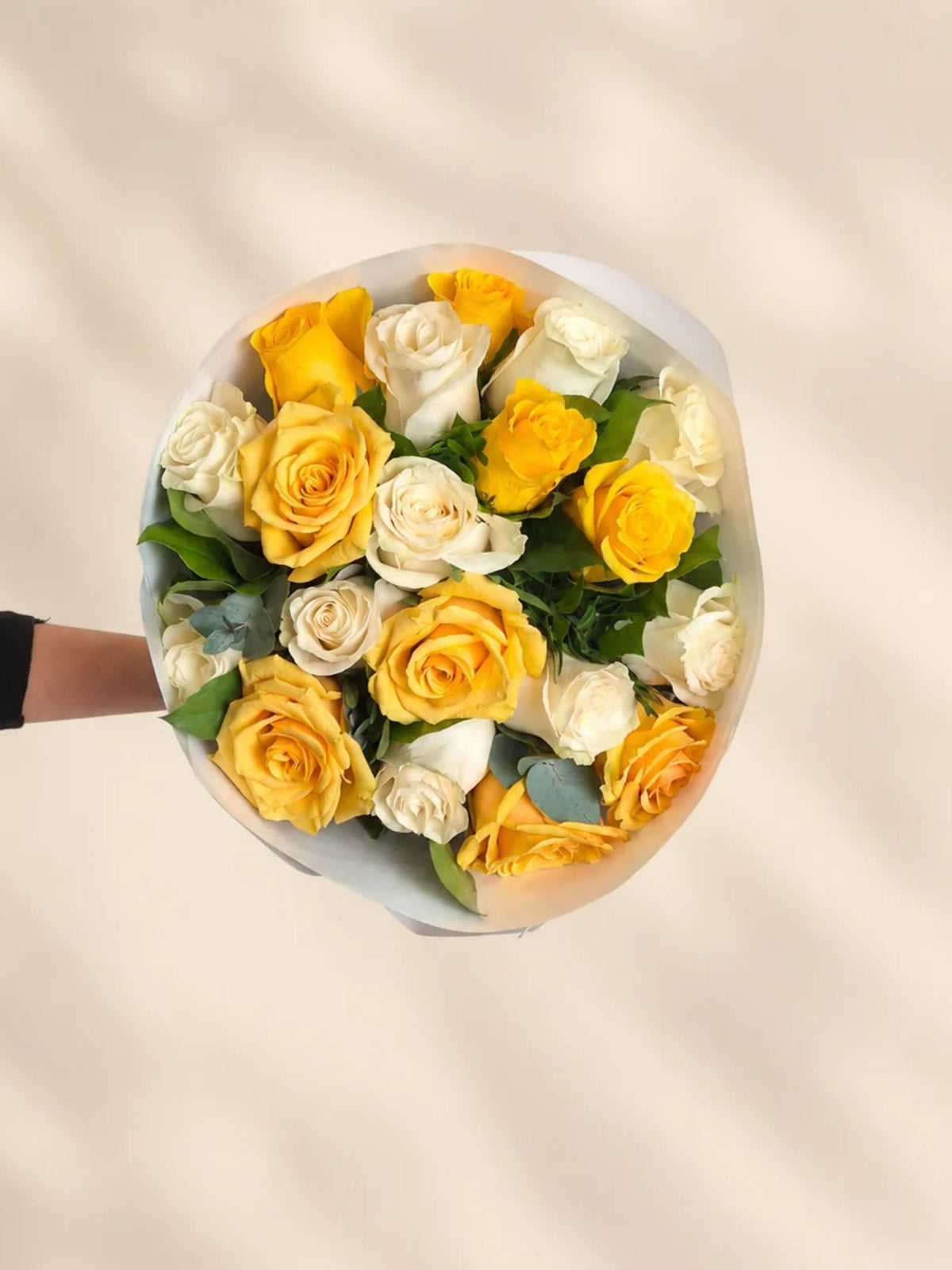 Buchet 19 trandafiri albi si galbeni