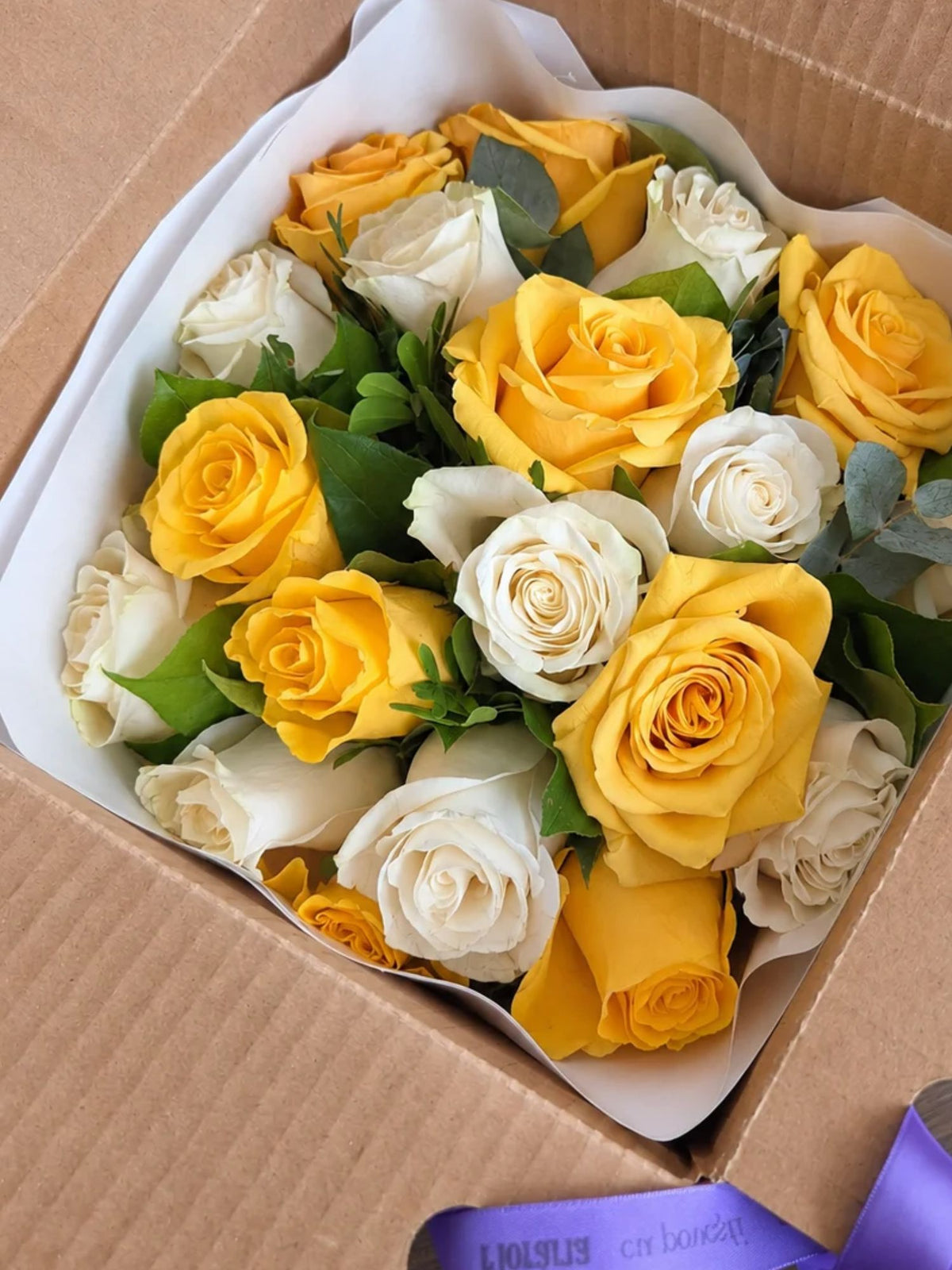 Buchet 19 trandafiri albi si galbeni