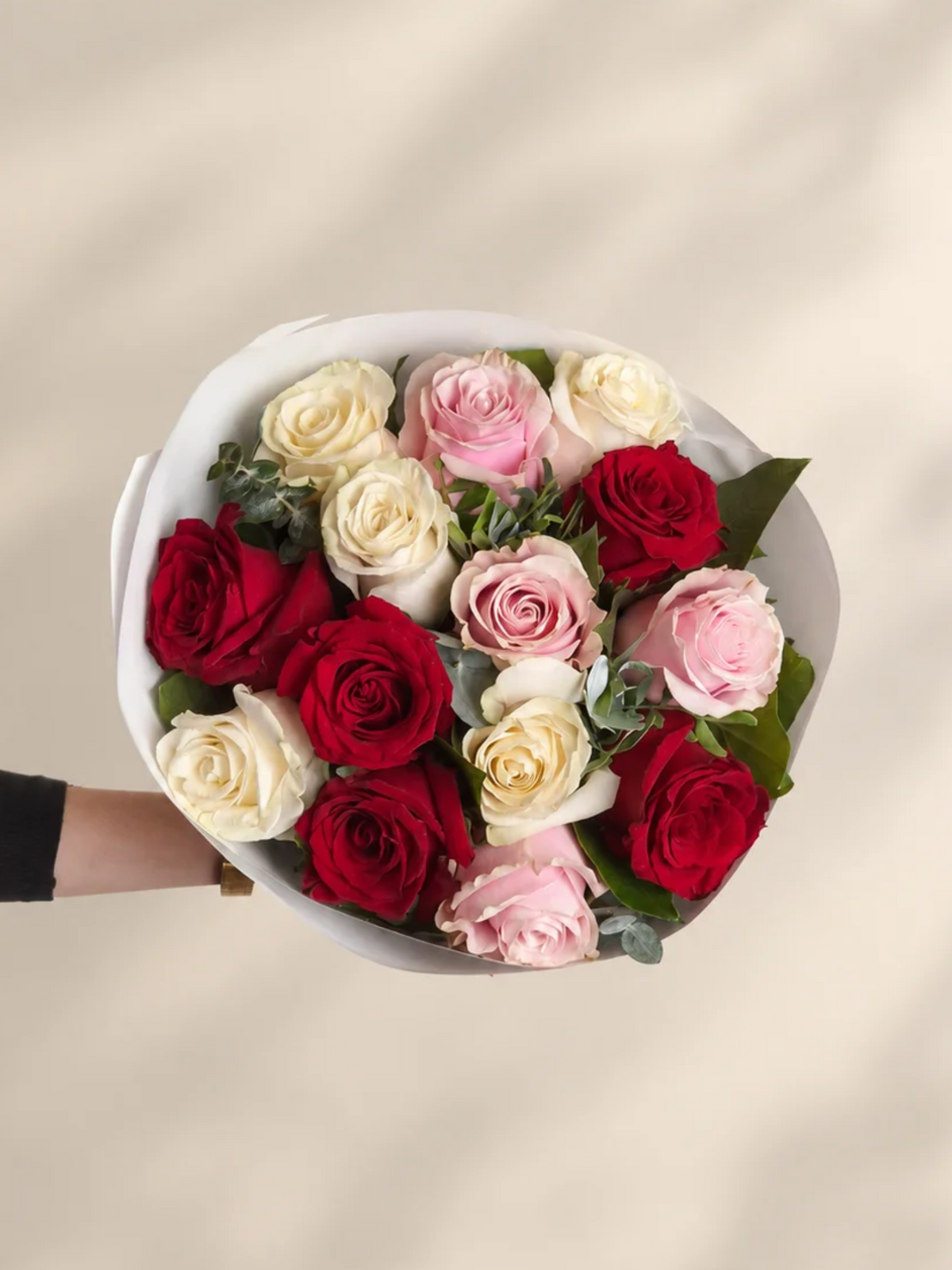 Buchet 15 trandafiri albi roz si rosii