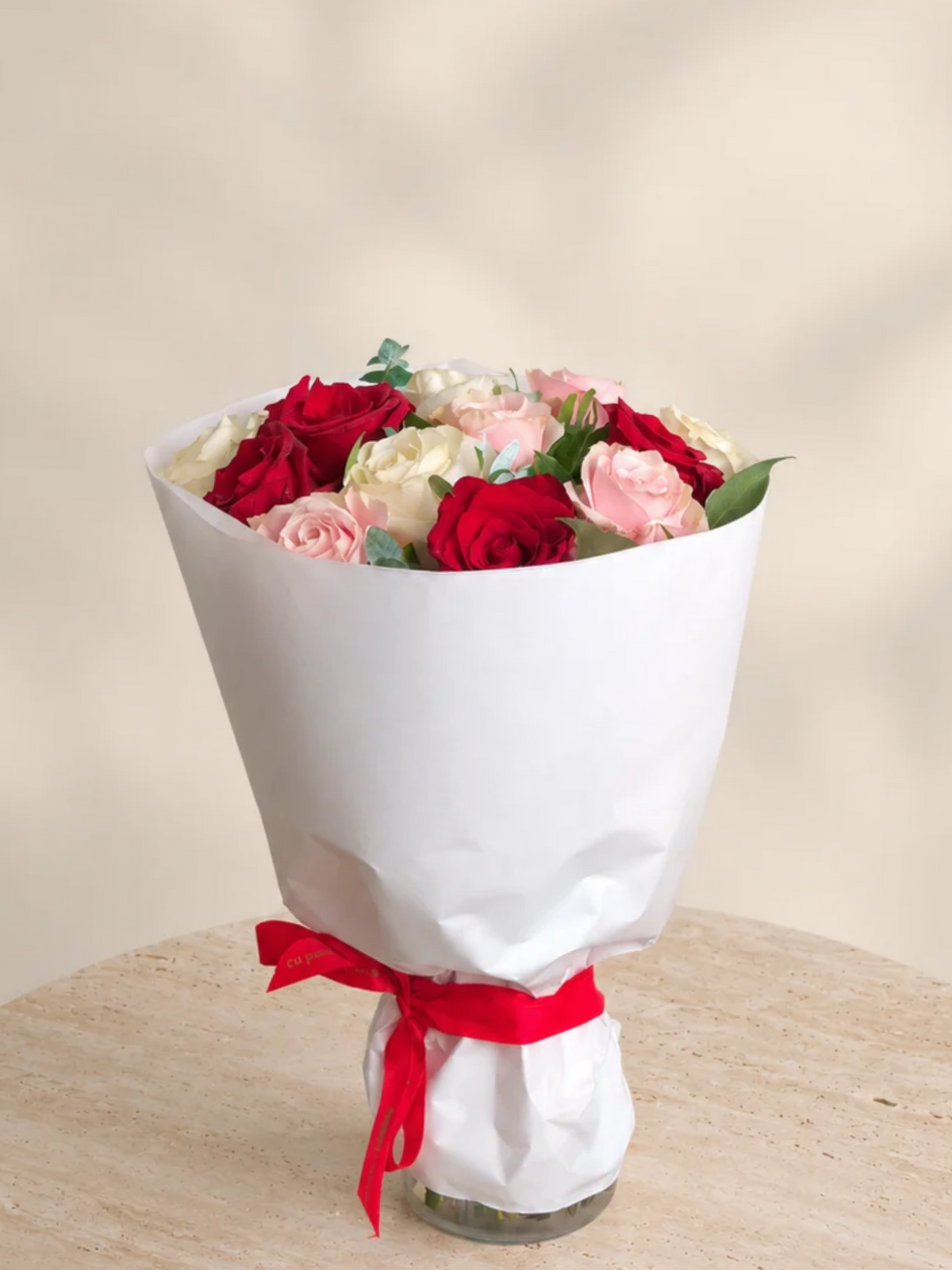 Buchet 15 trandafiri albi roz si rosii
