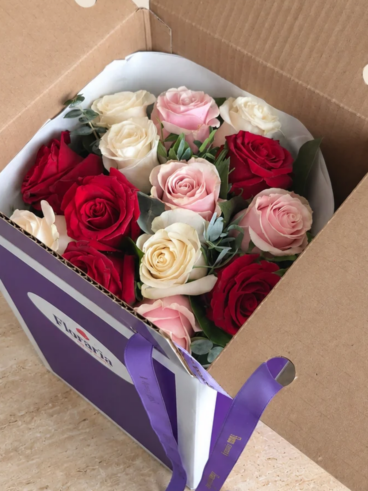 Buchet 15 trandafiri albi roz si rosii
