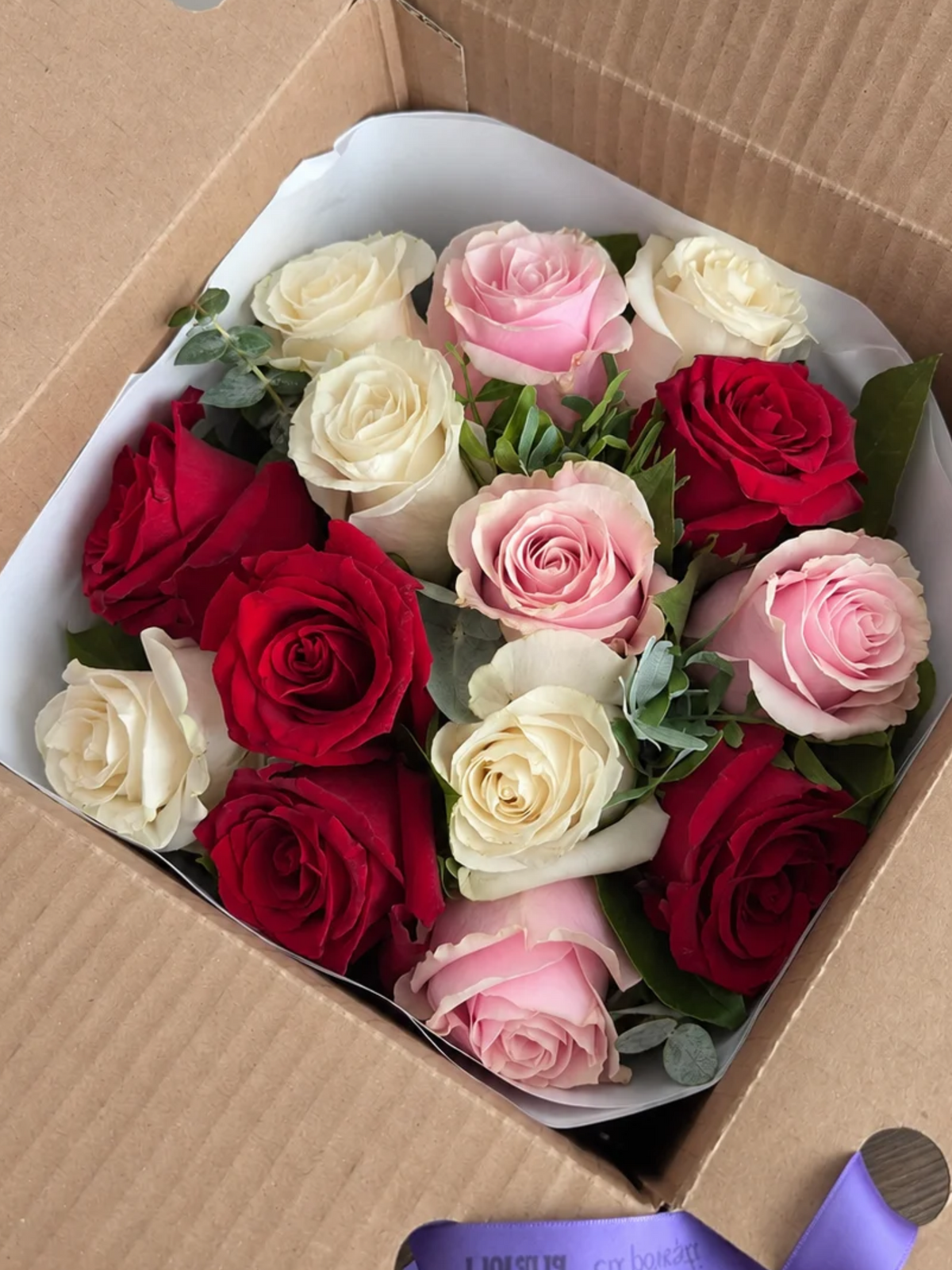 Buchet 15 trandafiri albi roz si rosii