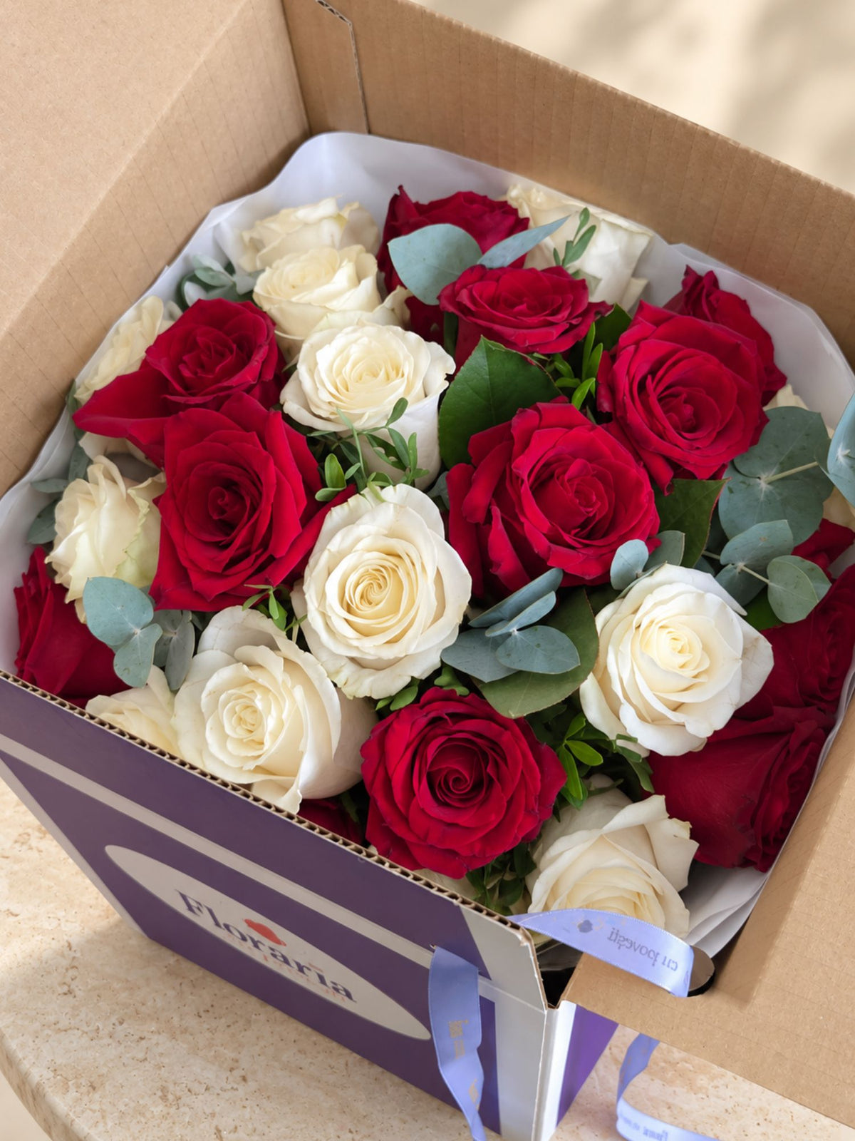 Buchet 19 Trandafiri Albi si Rosii