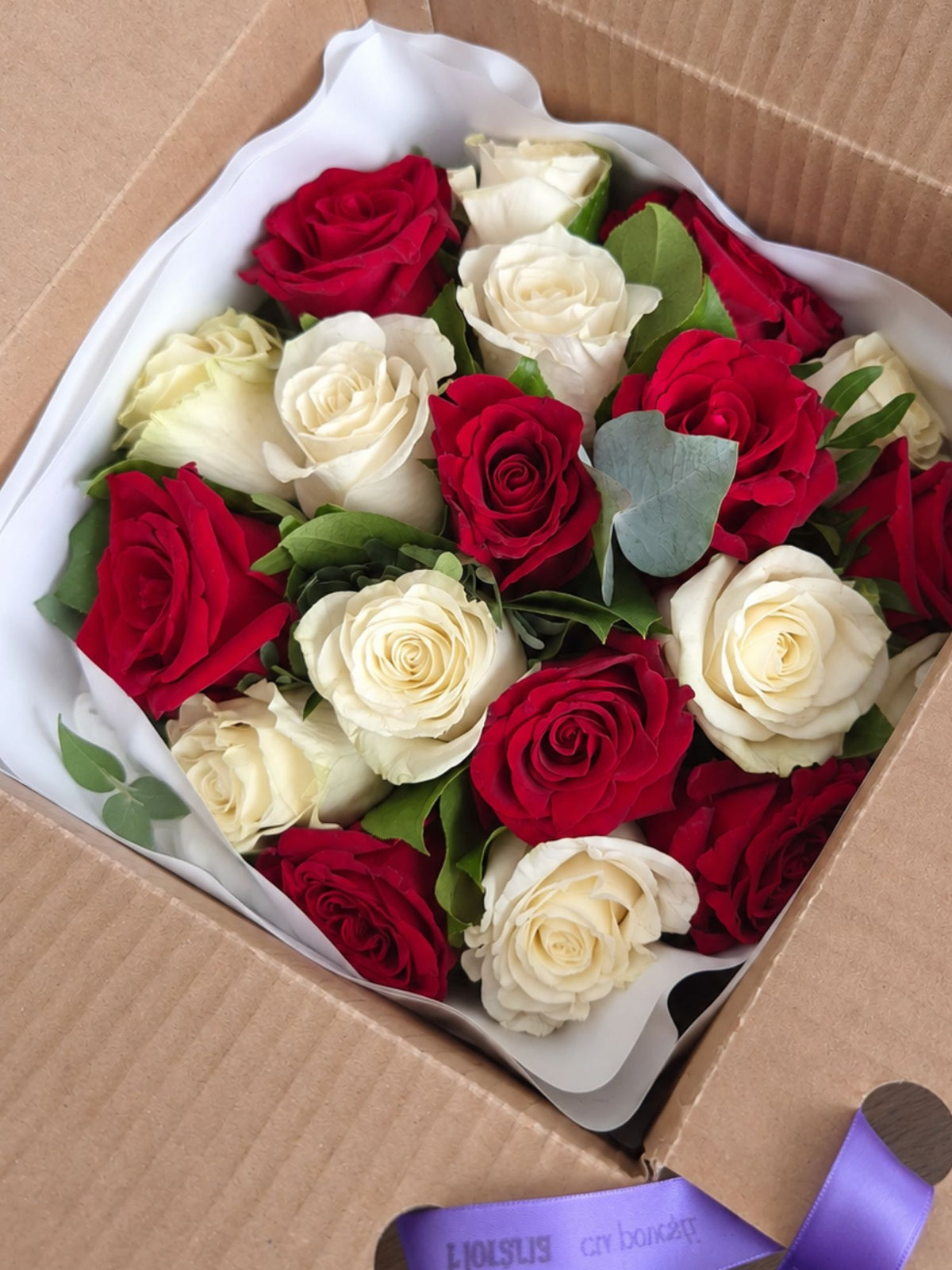 Buchet 19 Trandafiri Albi si Rosii