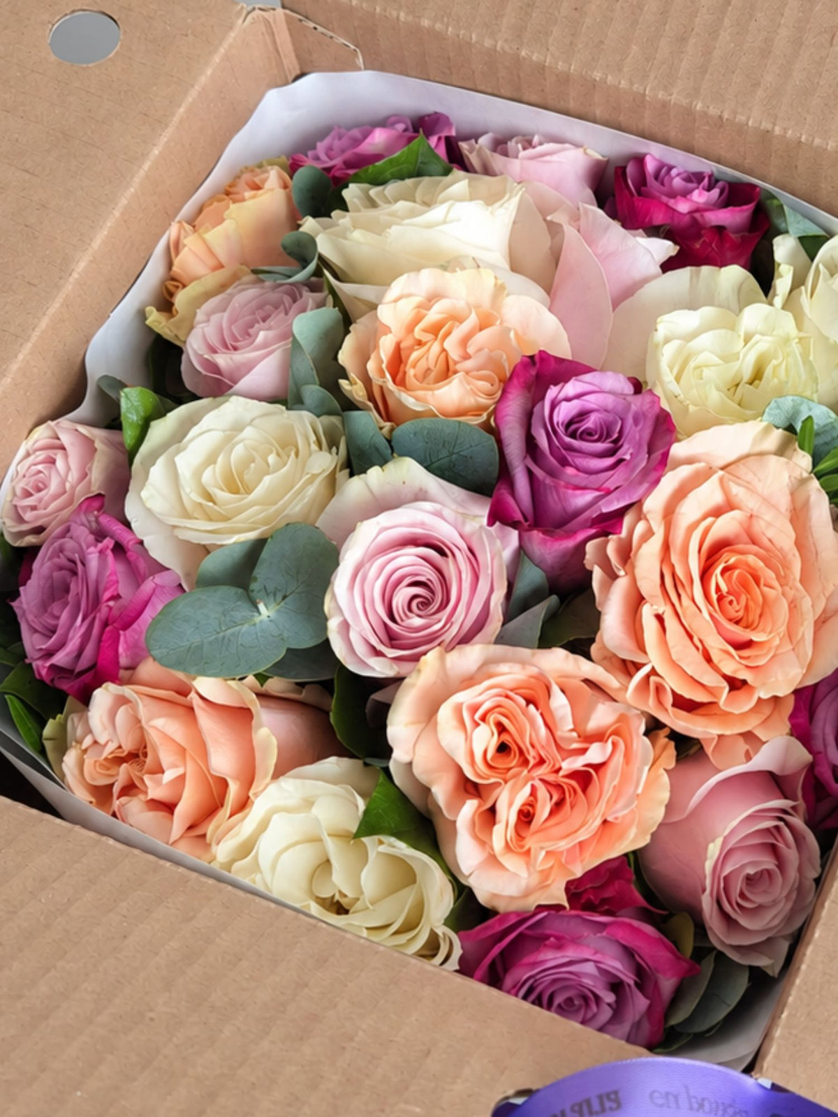 Buchet 25 Trandafiri Pastel si Vaza Cadou