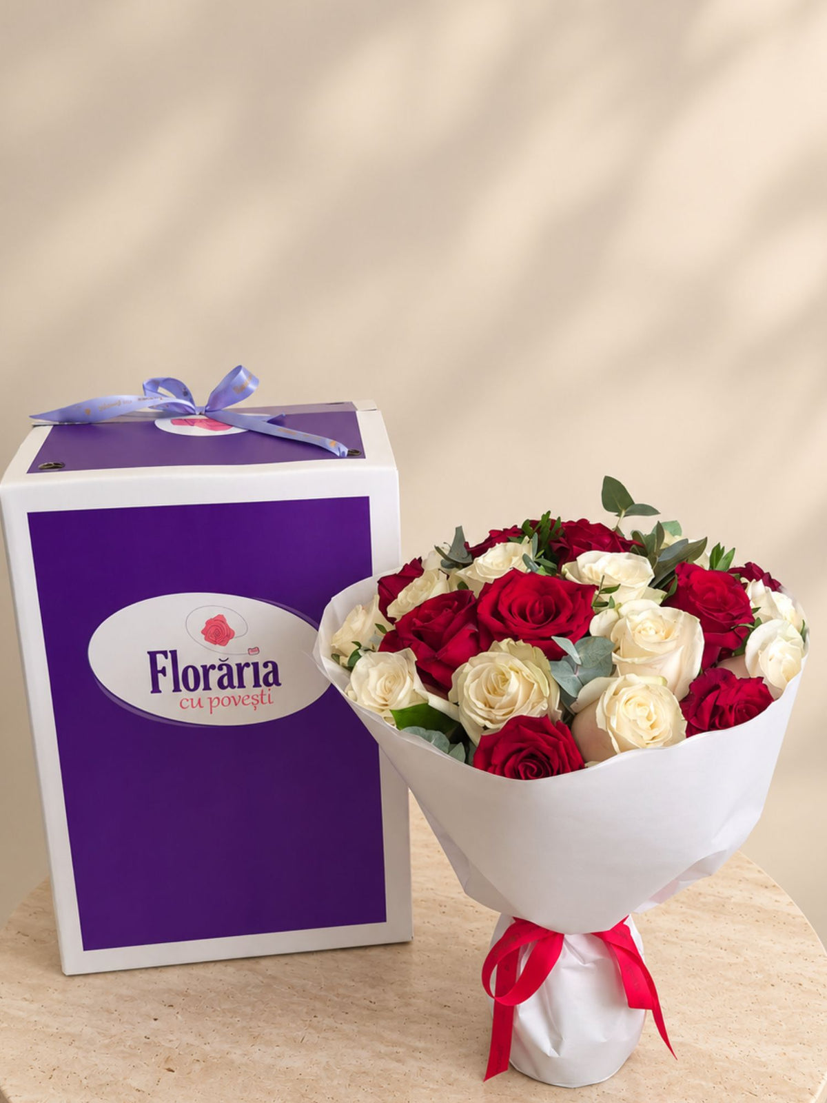 Buchet 25 trandafiri albi si rosii