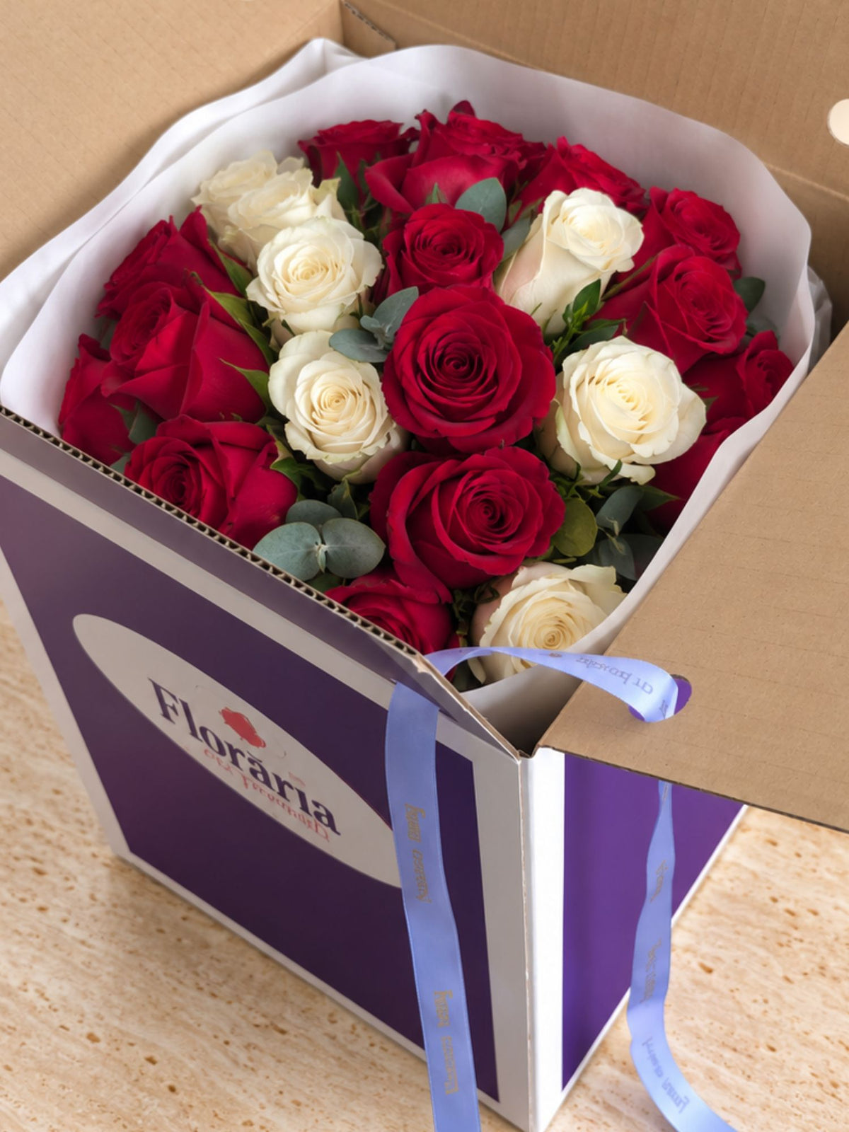 Buchet 25 trandafiri albi si rosii