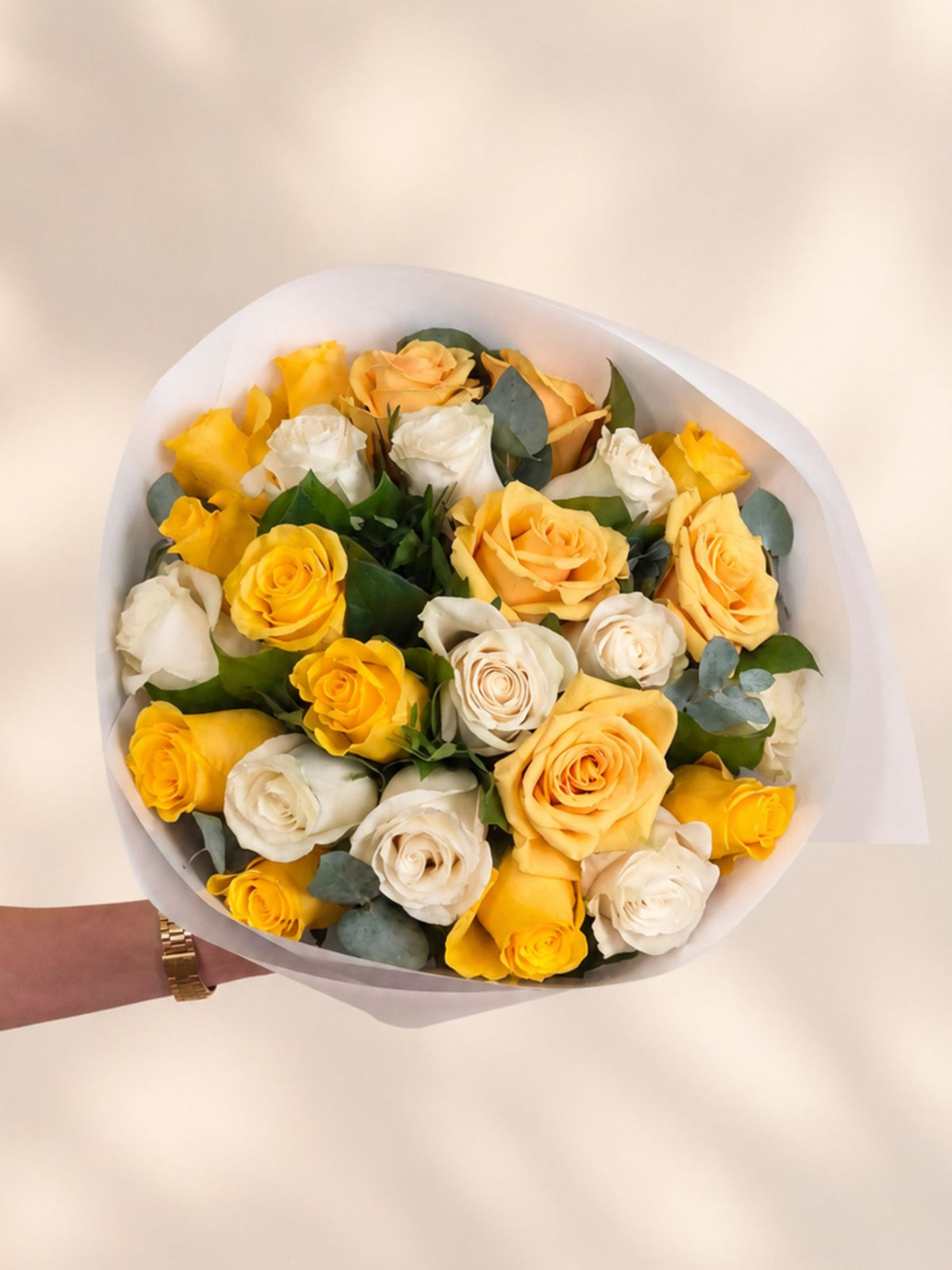 Buchet 25 trandafiri albi si galbeni