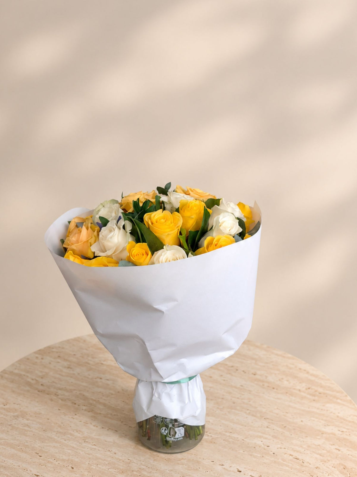 Buchet 25 trandafiri albi si galbeni