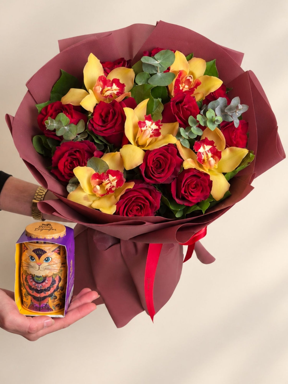 Pachet Colectia de Lux - Buchet trandafiri rosii si orhidee imperiale galbene