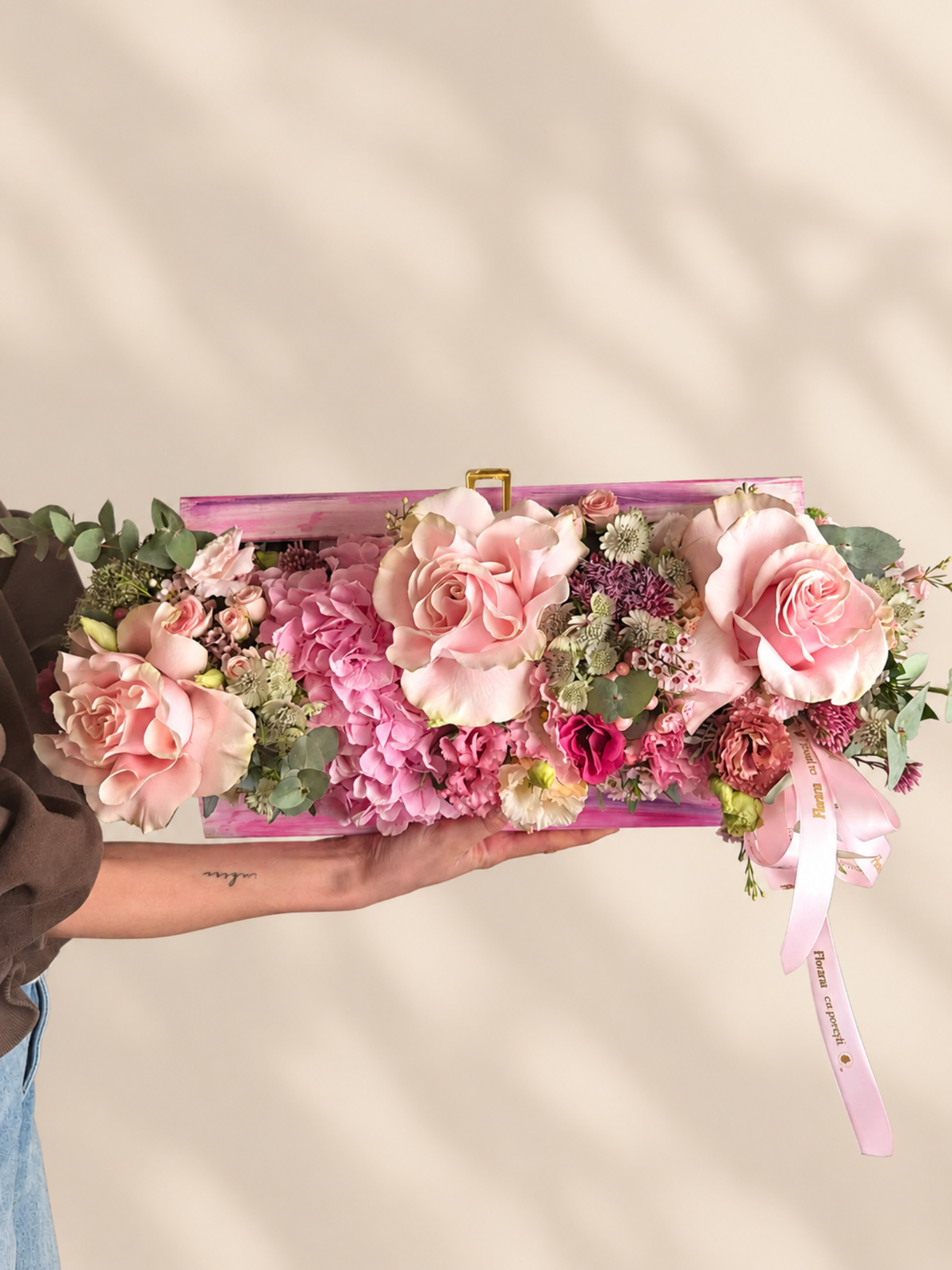 Aranjament cu Flori Albe in Cutie de Lemn - Floraria cu Povesti