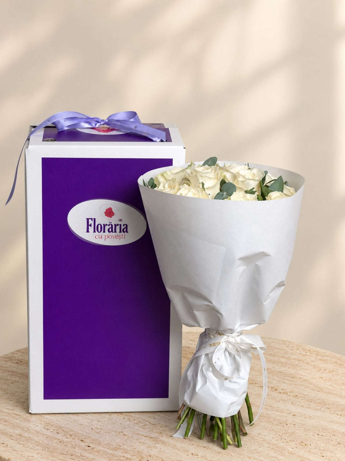 Detaliu buchet cu 15 trandafiri albi
