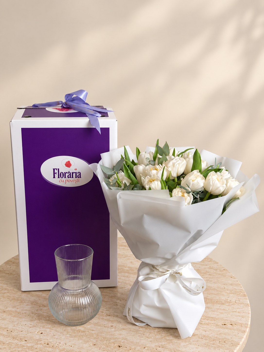 Buchet cu 25 lalele albe, langa Cutia Floraria cu Povesti si vaza cadou