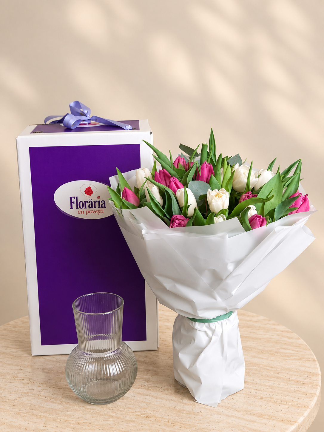 Buchet cu 25 lalele albe si roz, langa Cutia Floraria cu Povesti si vaza cadou