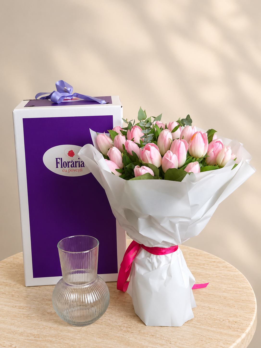Buchet cu 25 lalele roz, langa Cutia Floraria cu Povesti si vaza cadou
