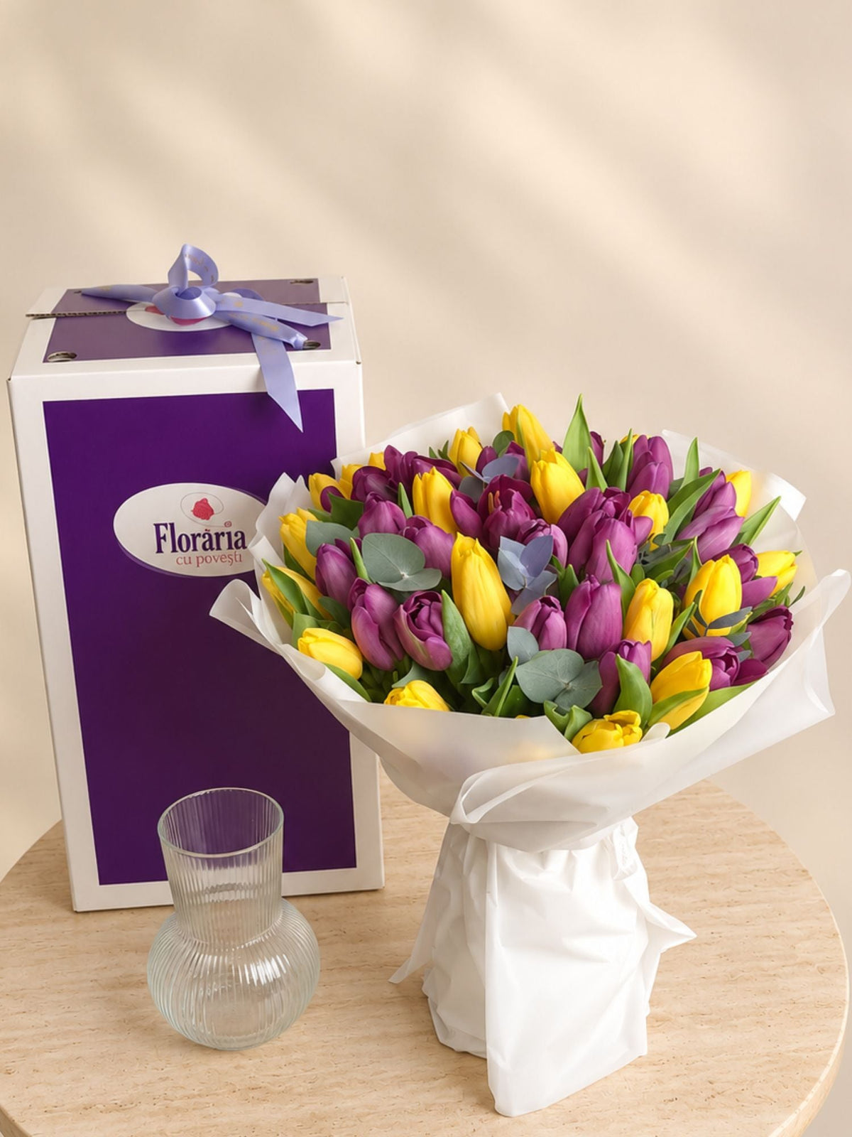 Buchet cu 49 lalele mov si galbene, langa Cutia Floraria cu Povesti