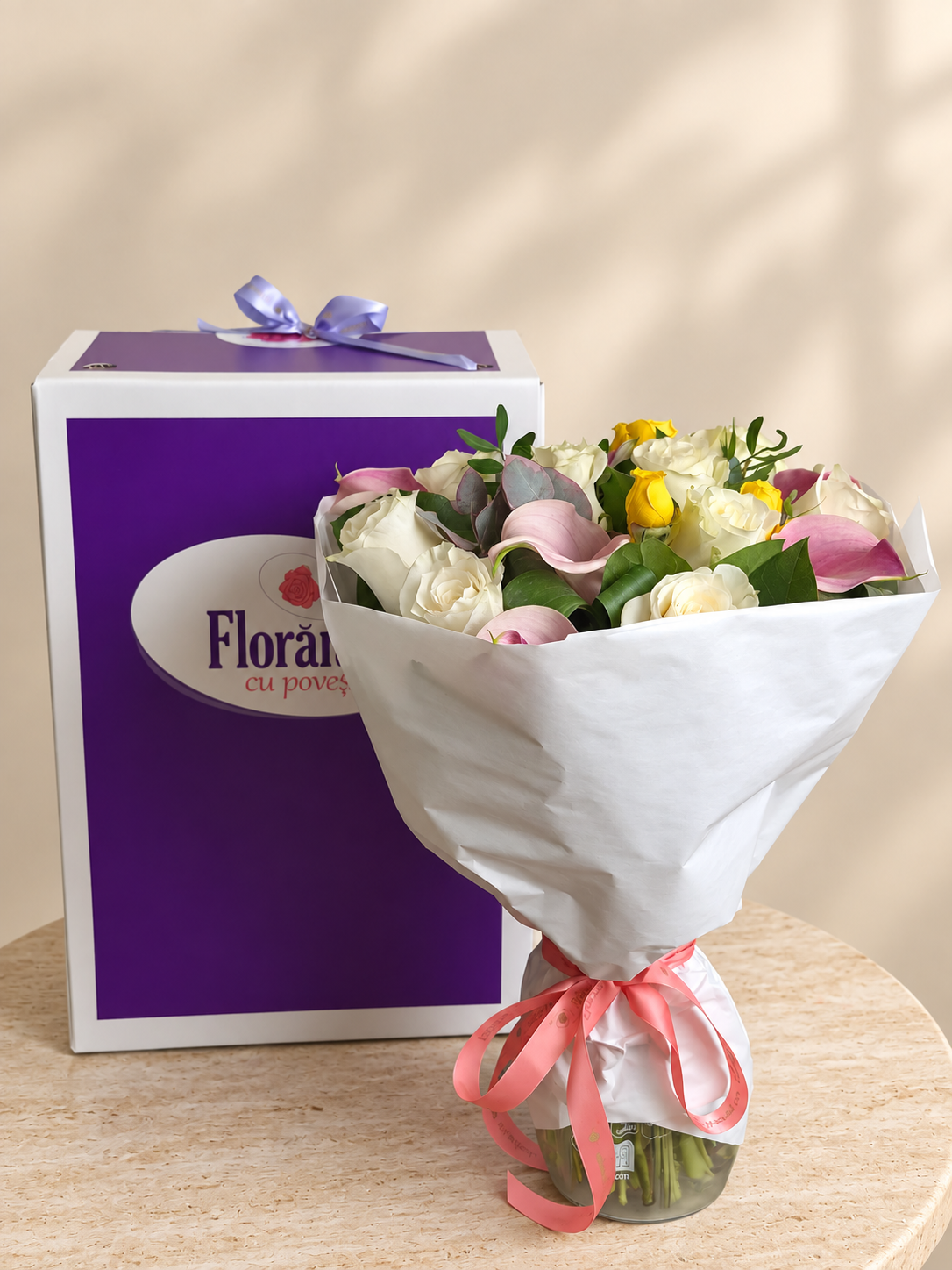 Buchet cu cale peach, trandafiri albi si miniroze galbene, langa Cutia Floraria cu Povesti