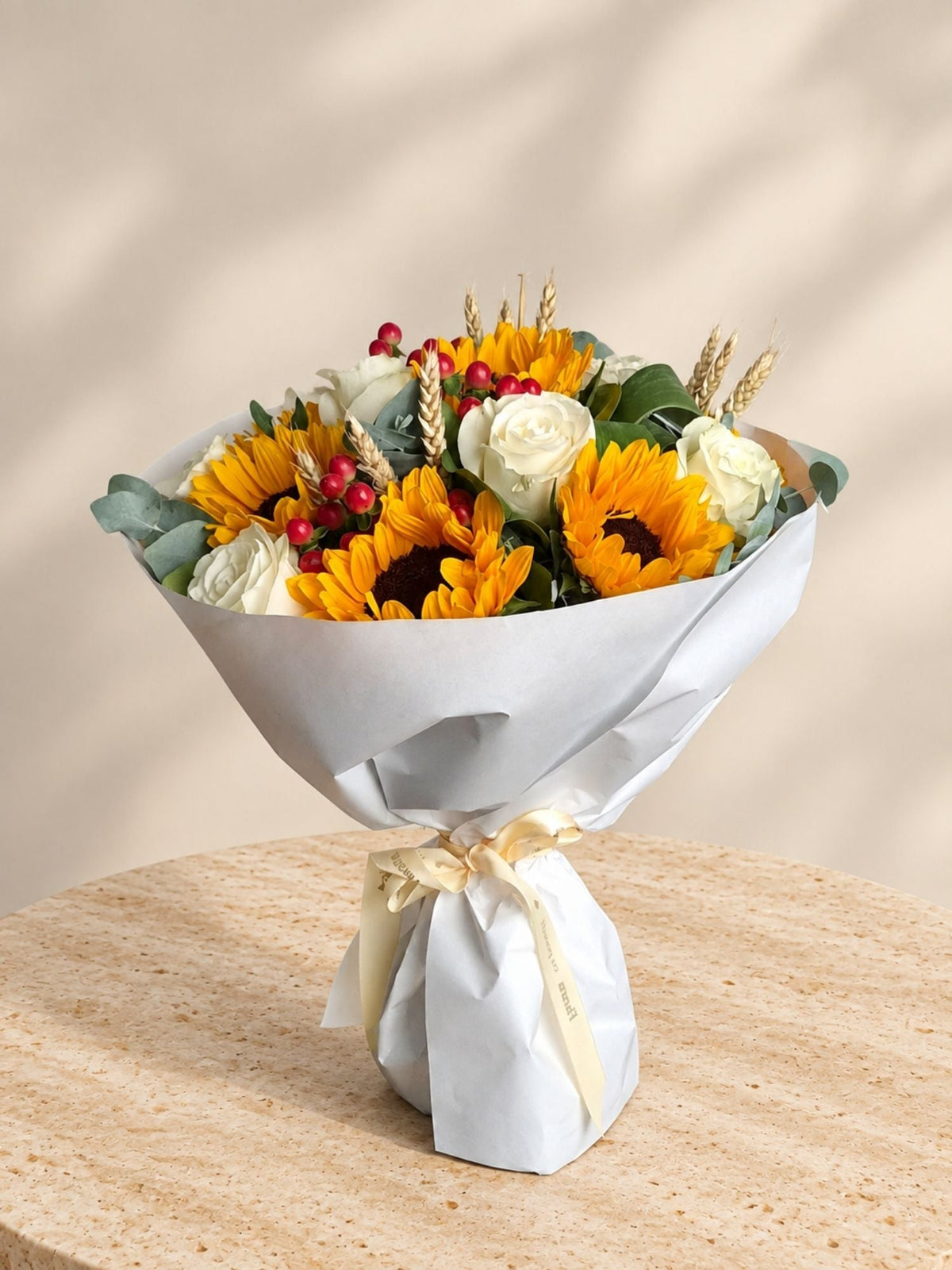 Buchet cu Floarea-Soarelui si Trandafiri Albi - Floraria cu Povesti