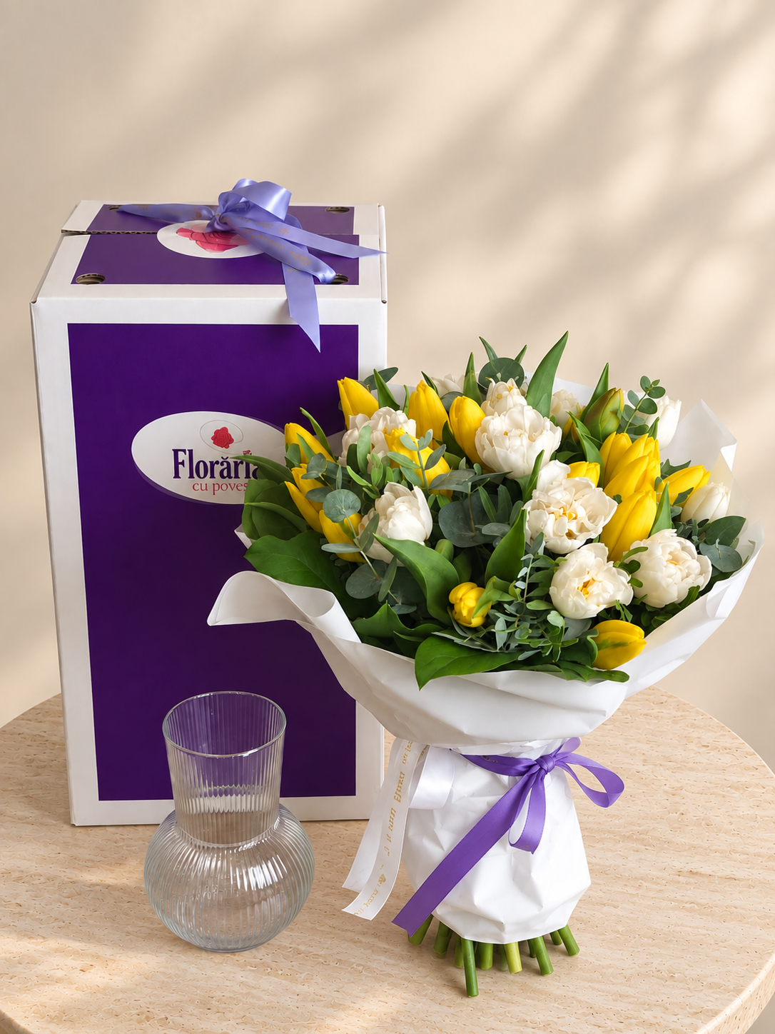 Buchet cu lalele galbene si frezii albe, langa Cutia Floraria cu Povesti