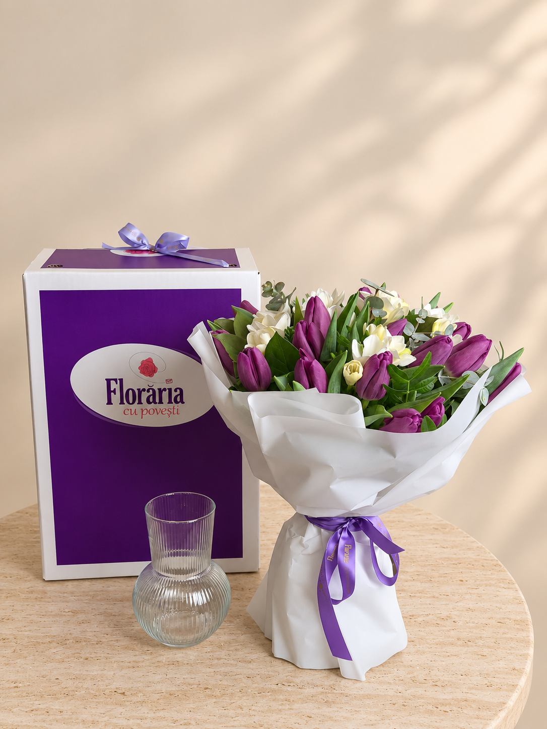 Buchet cu lalele mov si frezii albe, langa Cutia Floraria cu Povesti