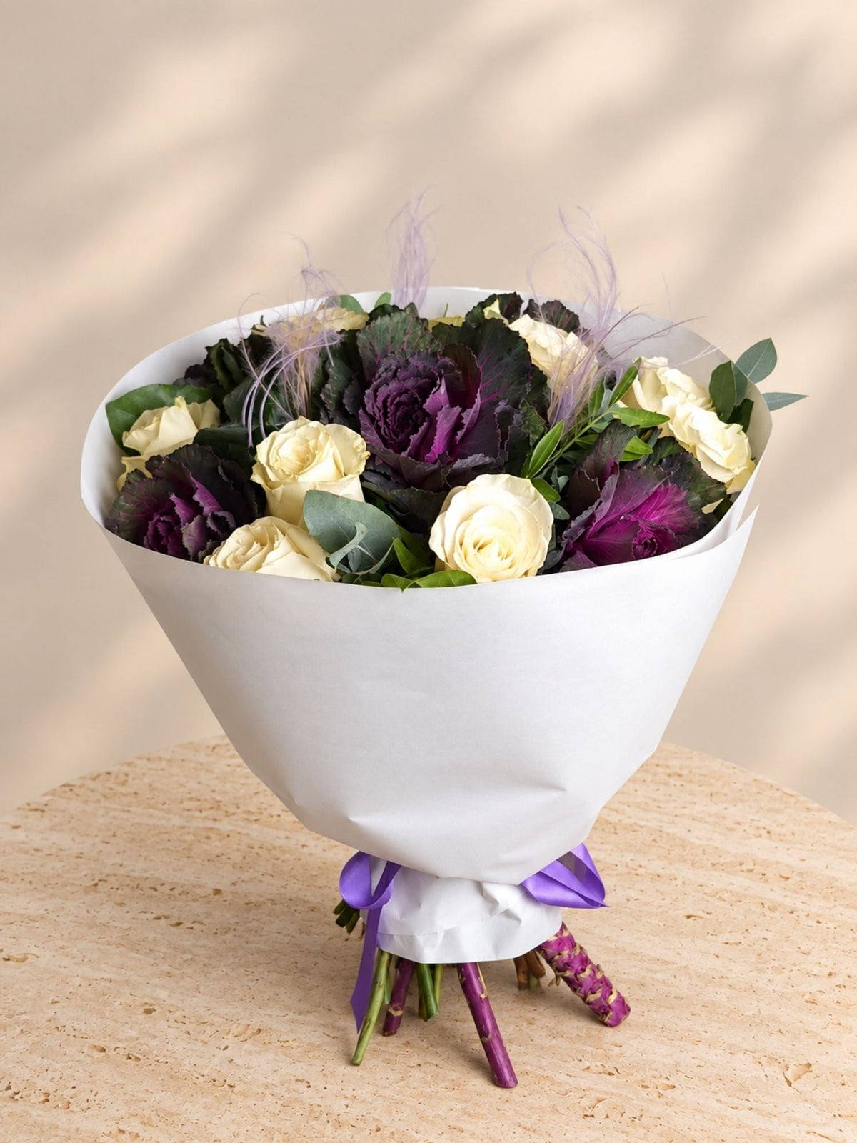 Buchet cu Trandafiri Albi si Brassica Mov - Floraria cu Povesti