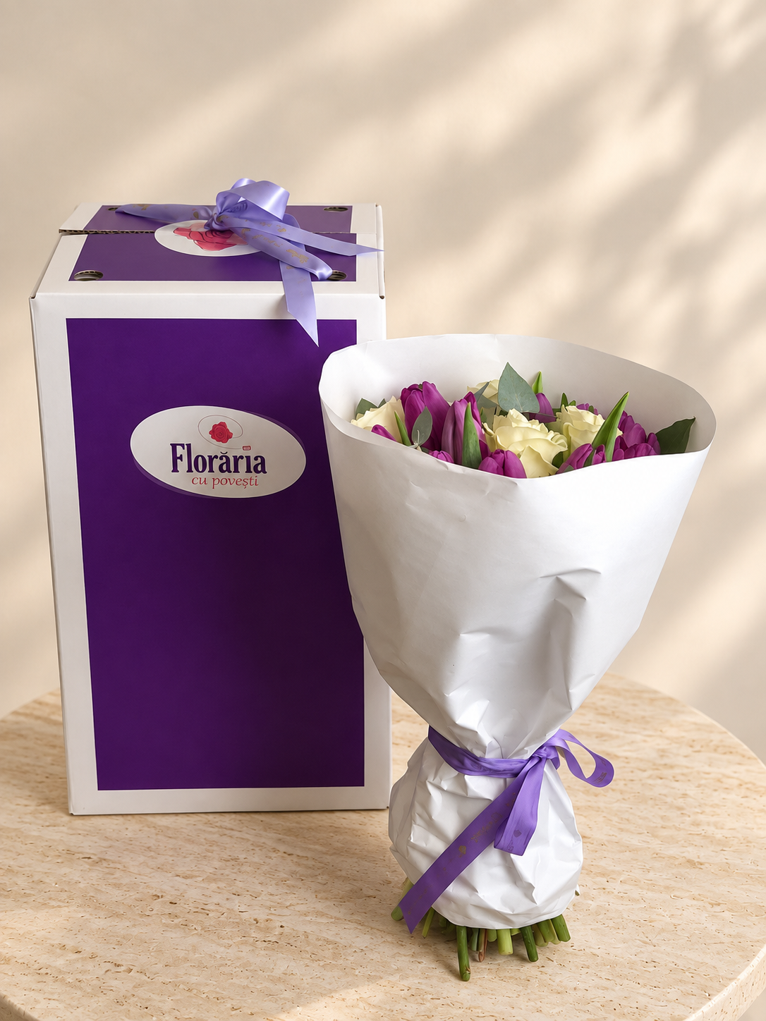 Buchet cu trandafiri albi si lalele mov, langa Cutia Floraria cu Povesti