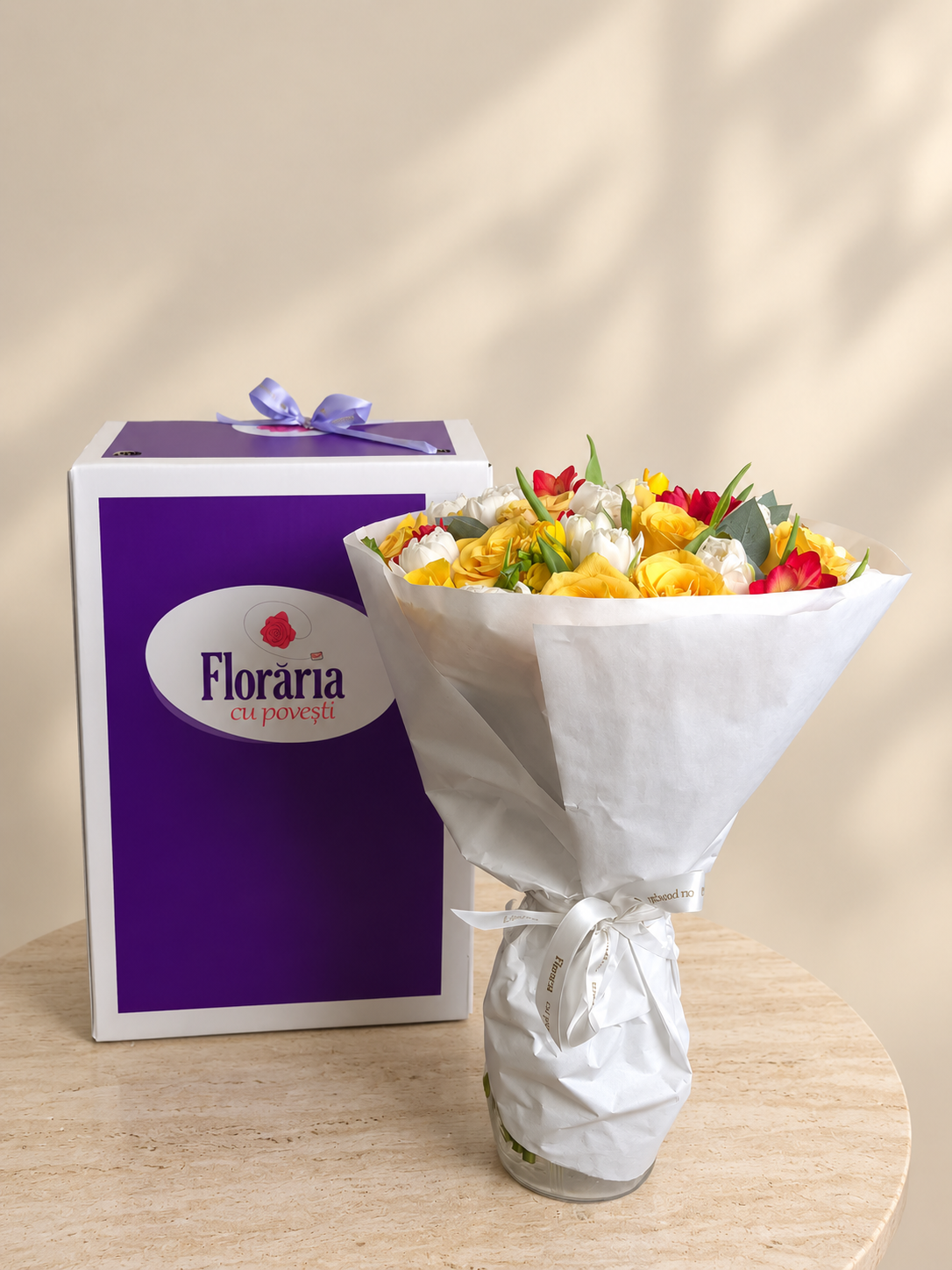 Buchet cu trandafiri galbeni, lalele albe si frezii, langa Cutia Floraria cu Povesti