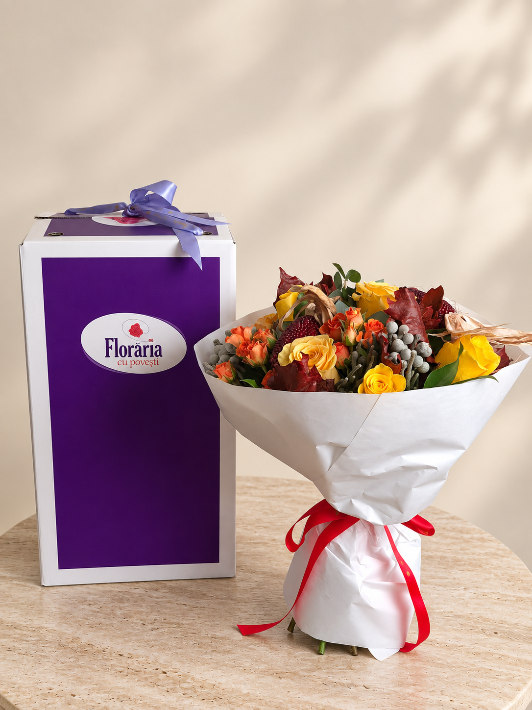 Buchet de toamna cu trandafiri galbeni si portocalii, miniroze si porumb, langa Cutia Floraria cu Povesti