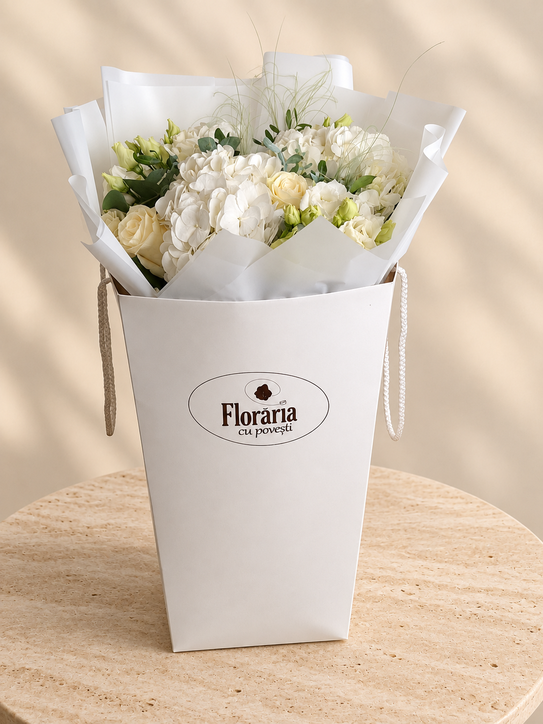Detaliu buchet alb cu hortensii, trandafiri si lisianthus