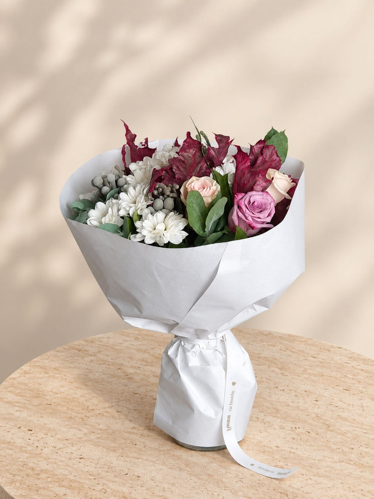 Buchet cu Trandafiri Lila si Roz, Crizanteme si Miniconifere - Floraria cu Povesti