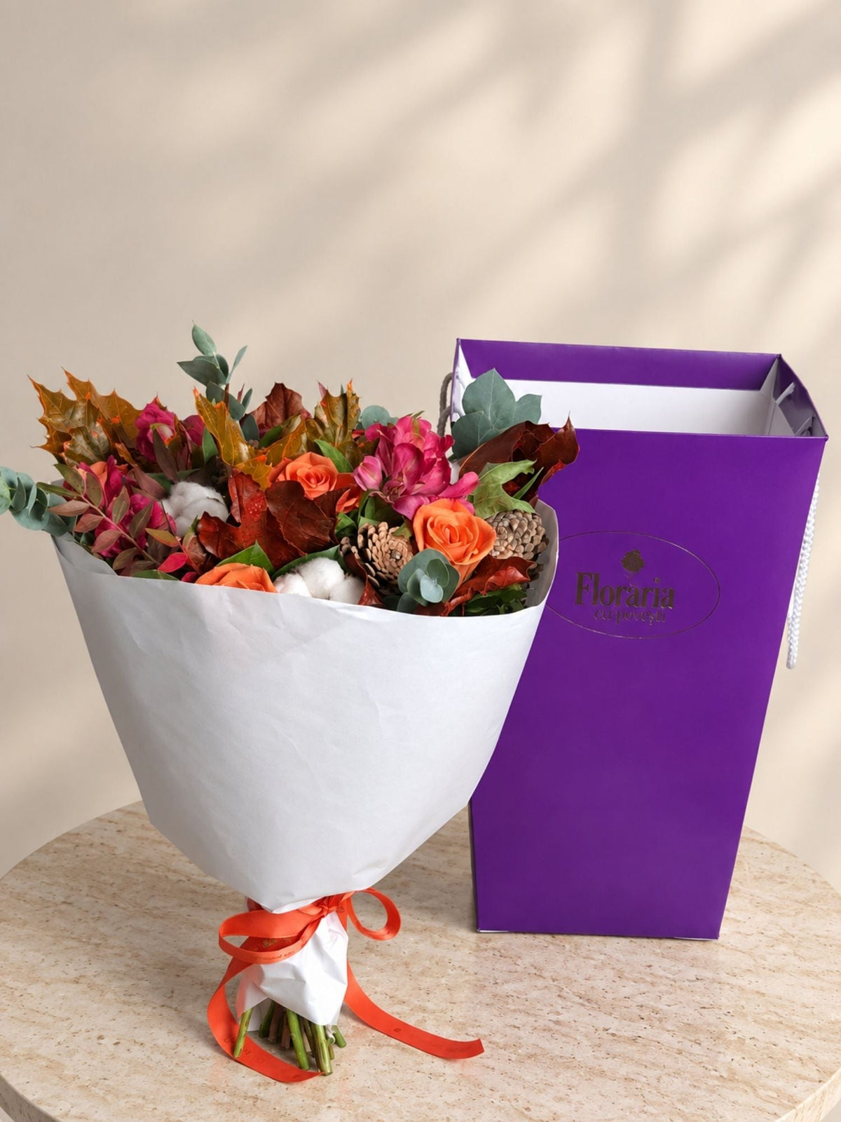 Buchet cu Trandafiri Portocalii si Flori de Bumbac - Floraria cu Povesti