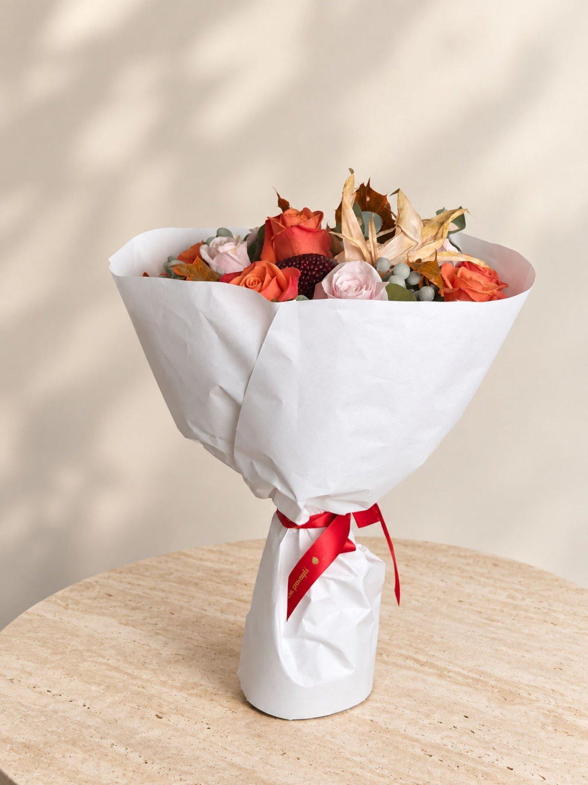 Buchet cu Trandafiri Portocalii si Roz cu Miniconifere - Floraria cu Povesti