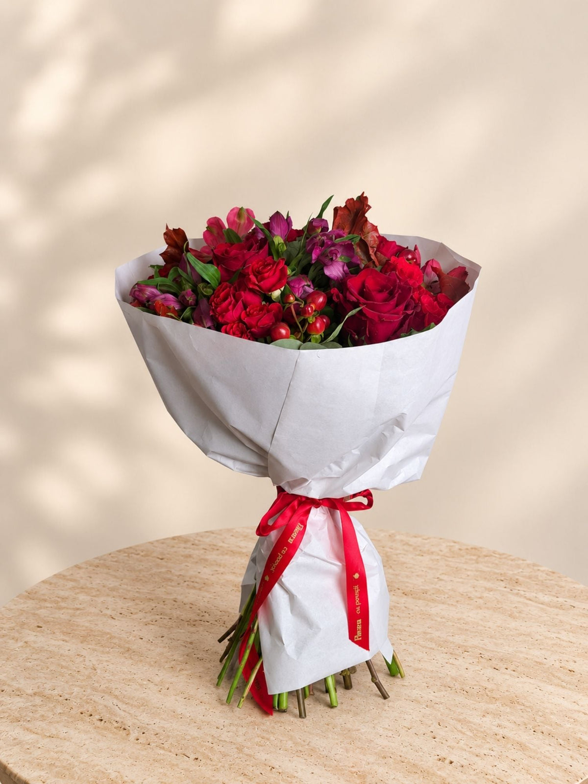 Buchet cu Trandafiri Rosii, Crin Peruvian si Hypericum - Floraria cu Povesti
