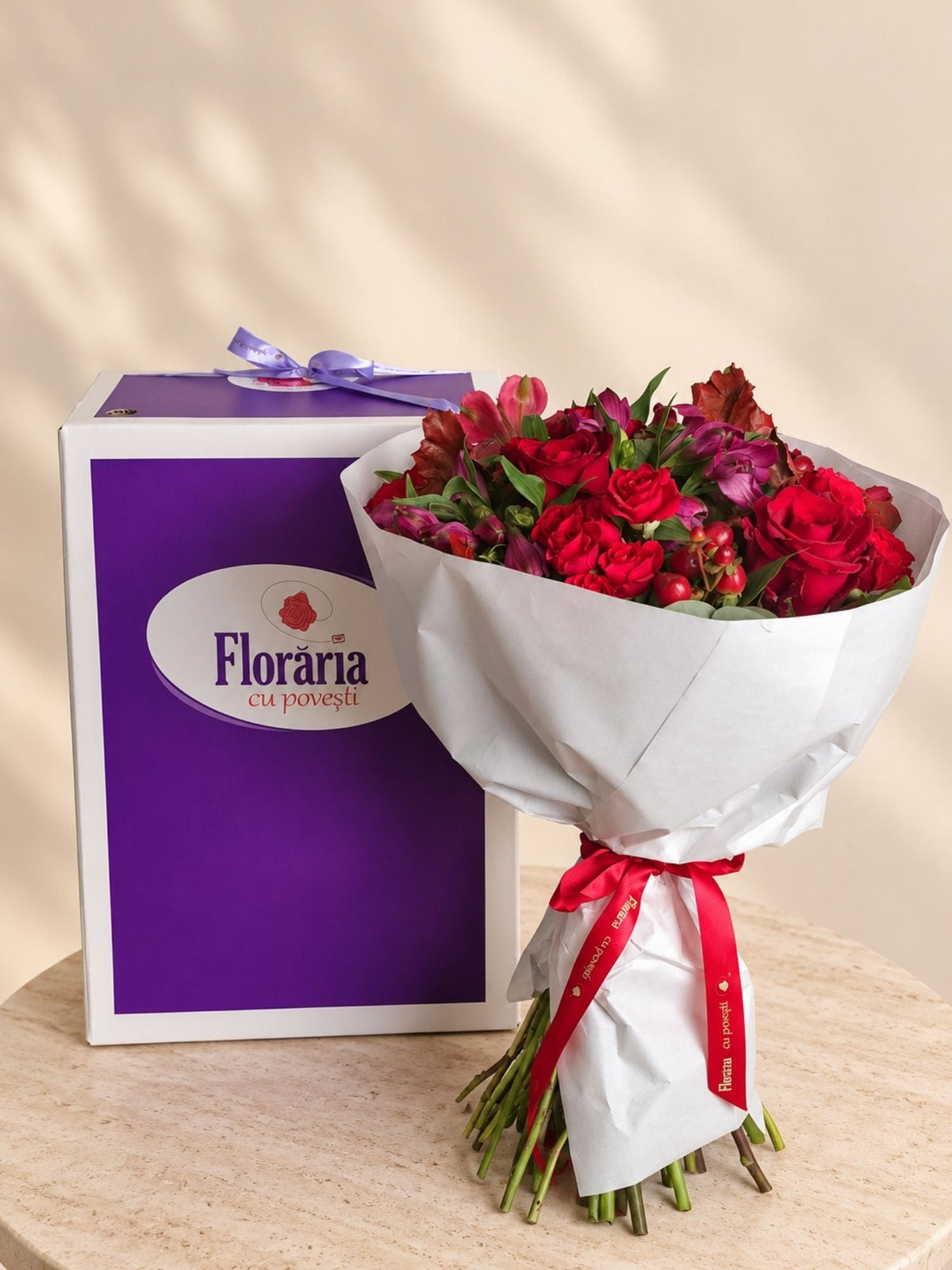 Buchet cu Trandafiri Rosii, Crin Peruvian si Hypericum - Floraria cu Povesti
