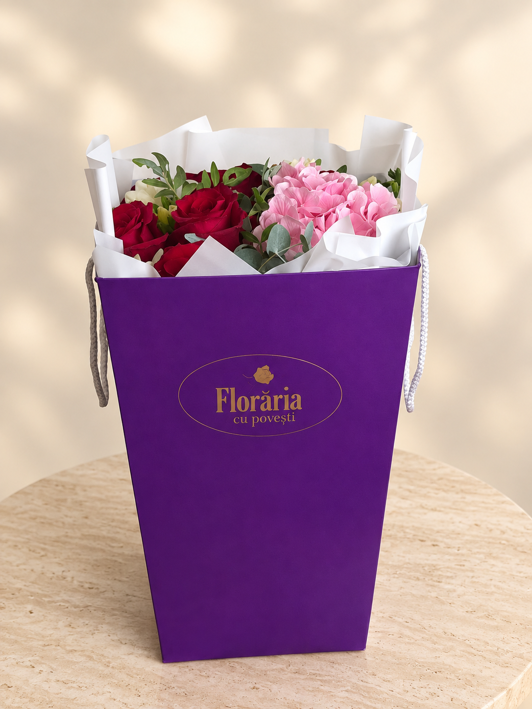 Buchet cu trandafiri rosii, frezii si hortensie roz, vazut de sus