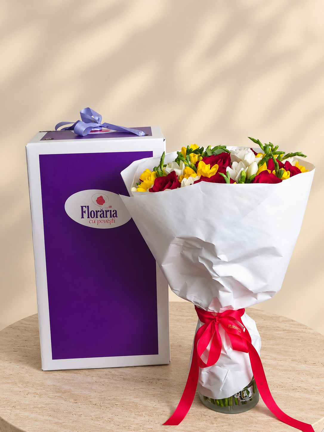 Buchet cu trandafiri rosii si frezii albe si galbene, langa Cutia Floraria cu Povesti