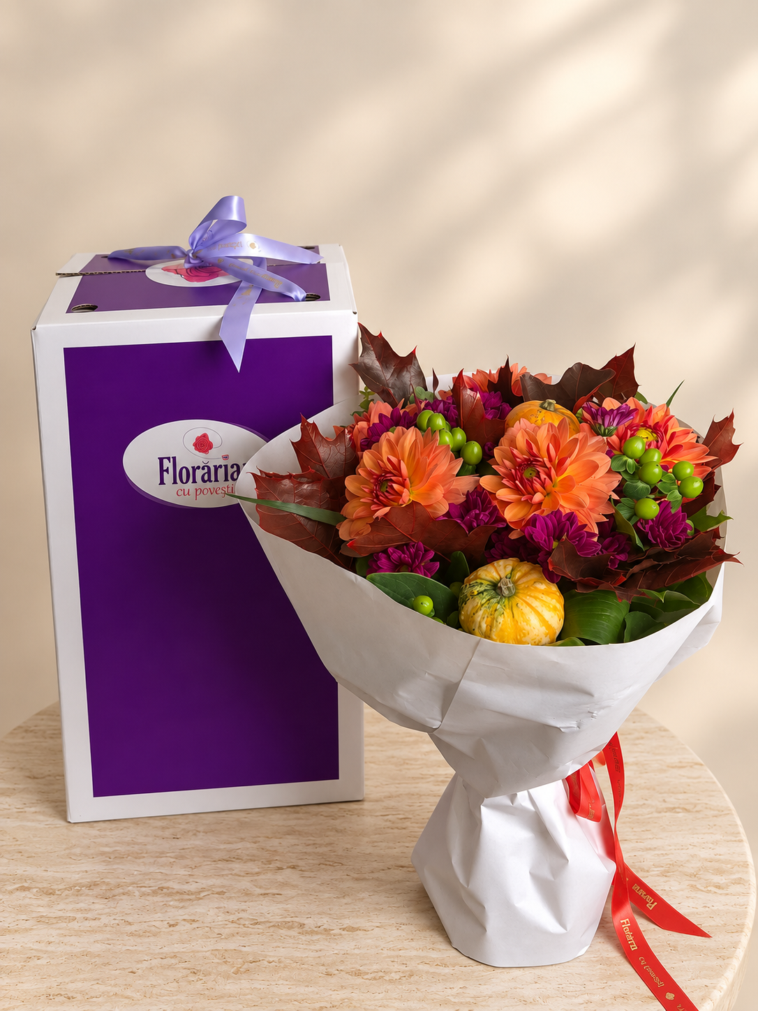 Buchet de toamna cu dalii portocalii, crizanteme si dovlecei, langa Cutia Floraria cu Povesti