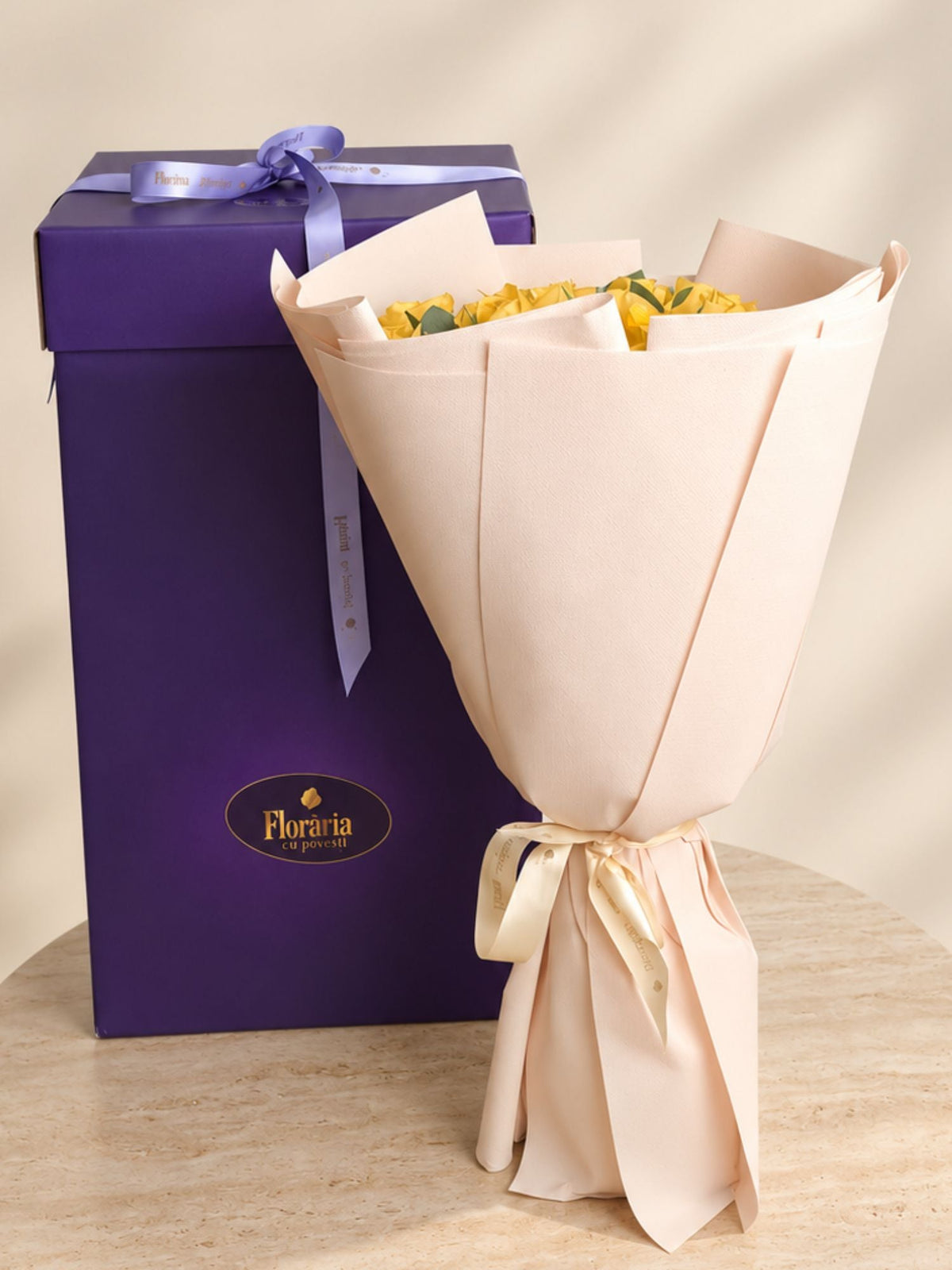 Buchet cu 23 trandafiri galbeni din Colectia de Lux, langa Cutia Floraria cu Povesti