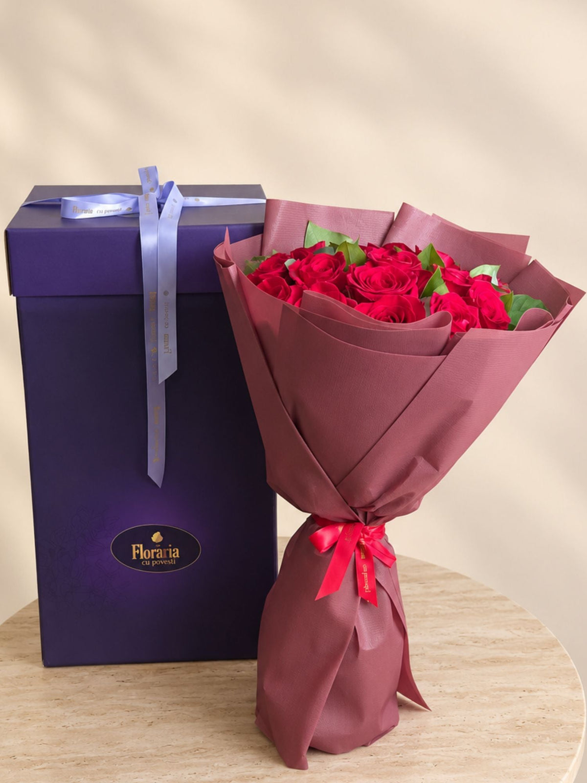 Buchet cu 23 trandafiri rosii din Colectia de Lux, langa Cutia Floraria cu Povesti